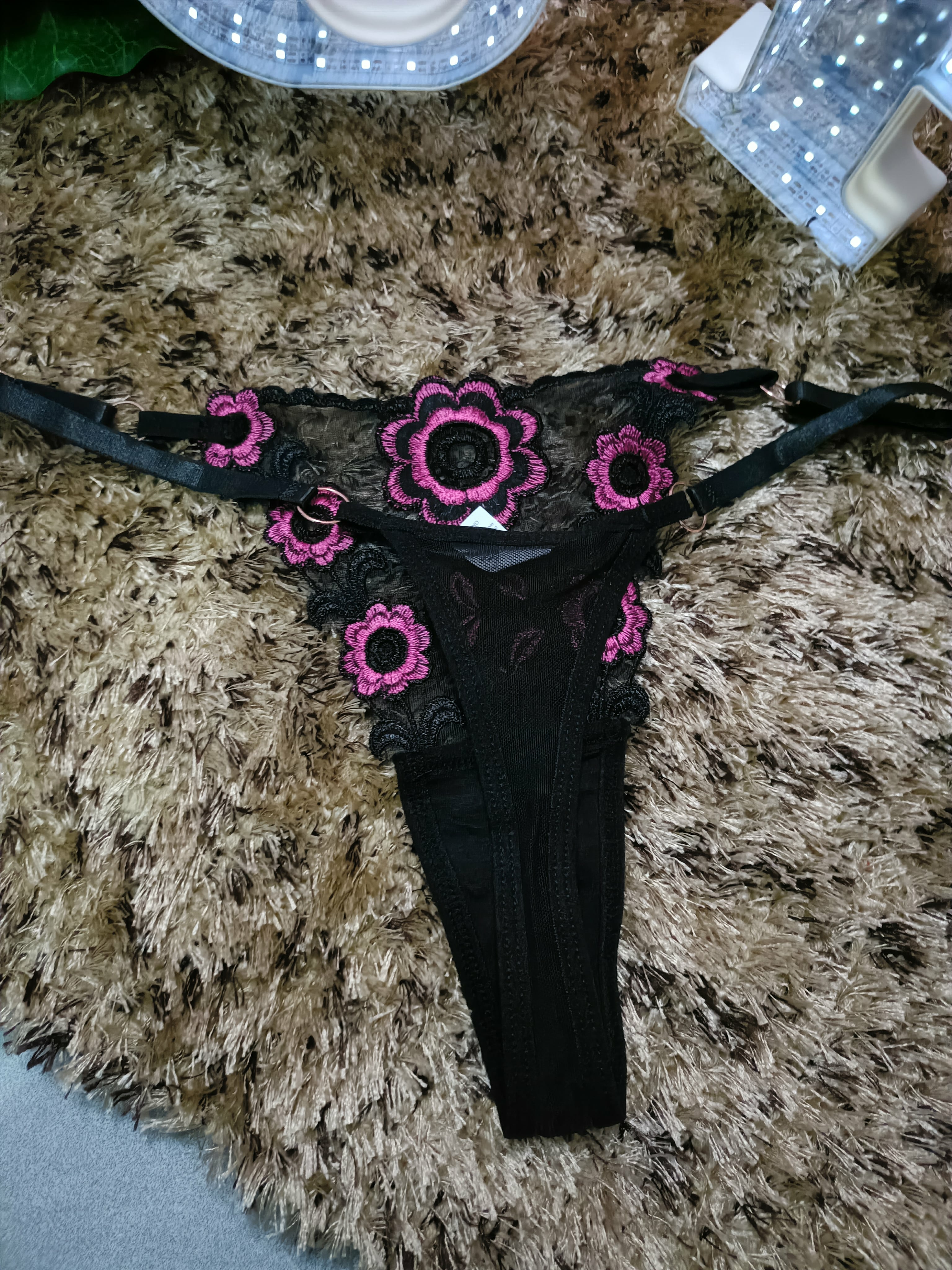 Cuecas Rendadas com Flores Roxas para Sedução Elegante e Conforto