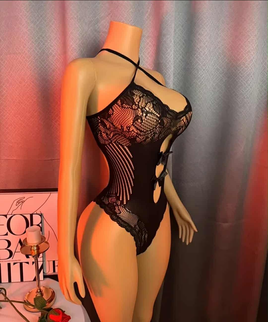 Body preto rendado com laços
