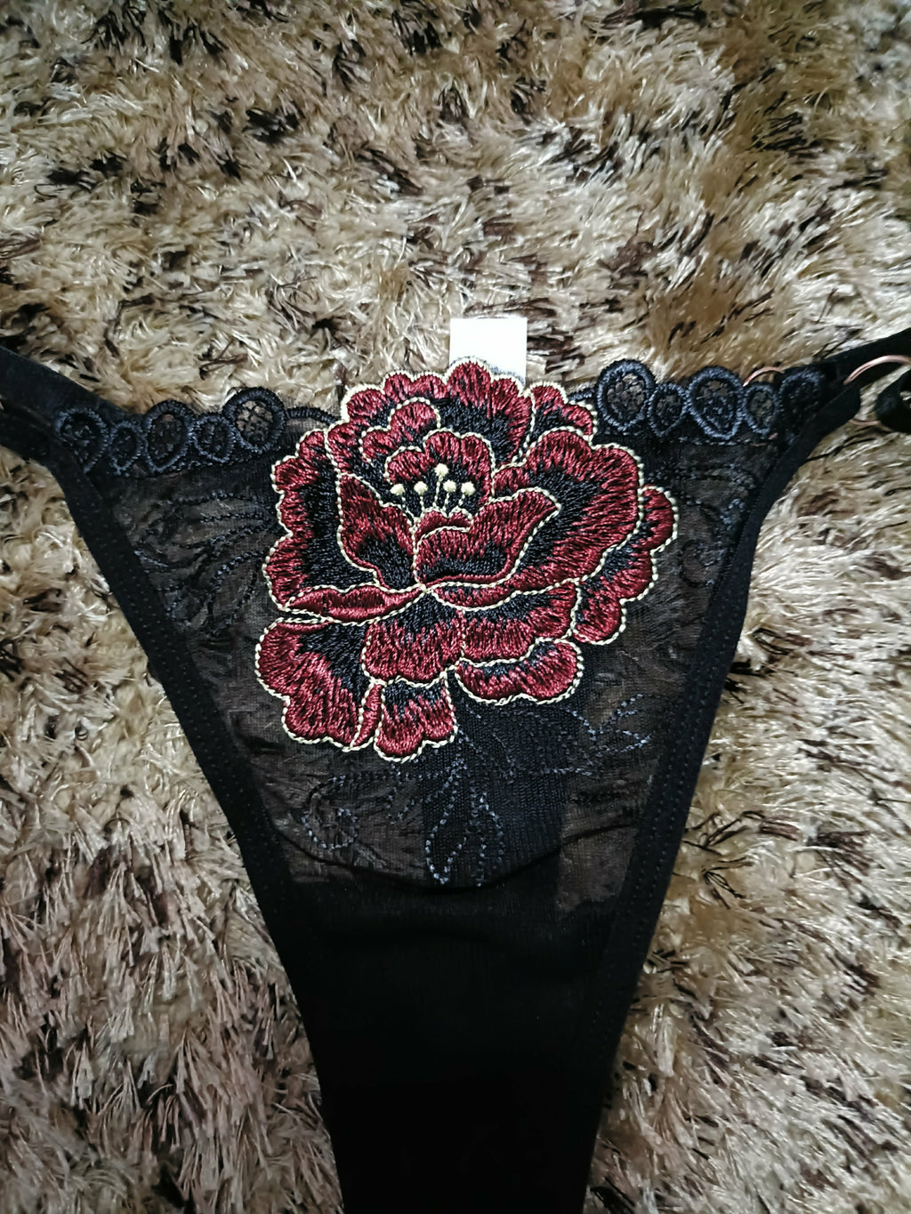 Cueca Fio Dental com Flor Rendada para Sedução Leve e Prazer Elegante