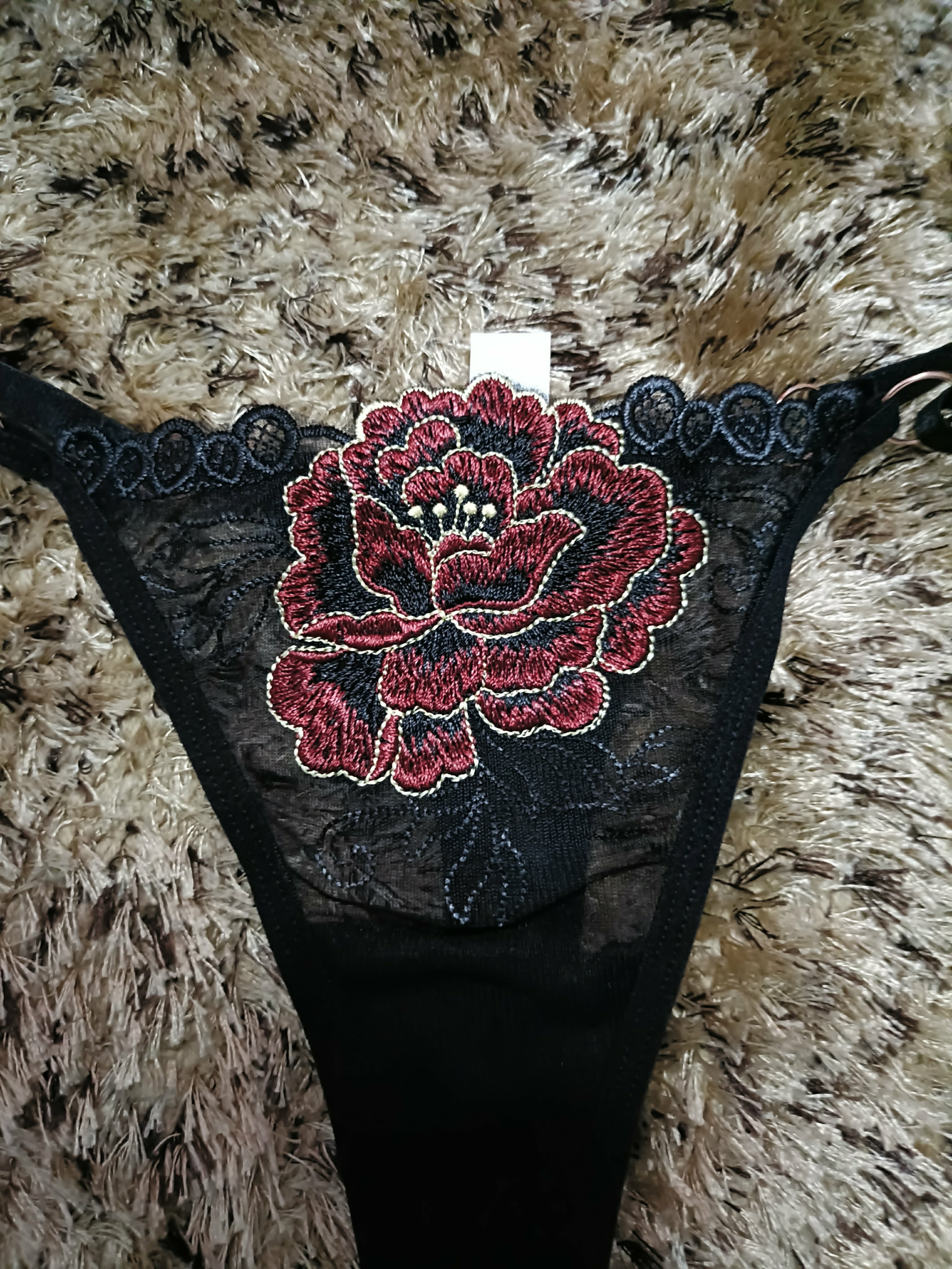 Cueca Fio Dental com Flor Rendada para Sedução Leve e Prazer Elegante
