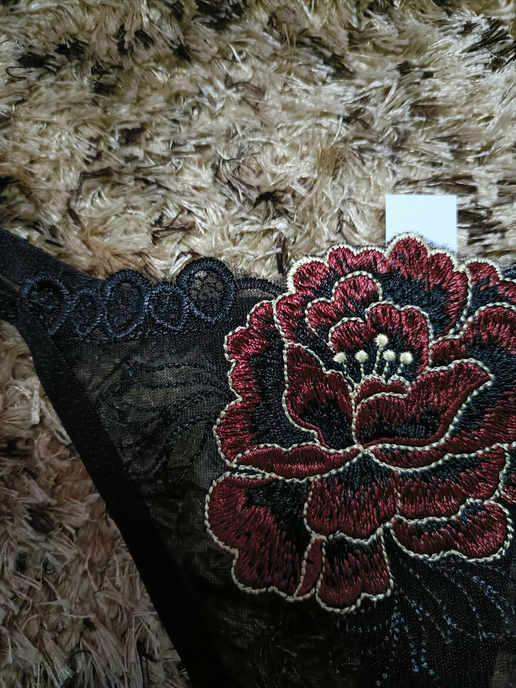 Cueca Fio Dental com Flor Rendada para Sedução Leve e Prazer Elegante