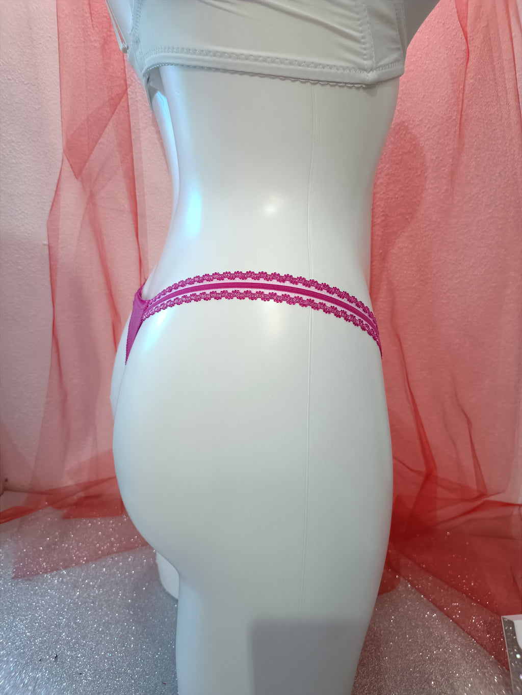 Cueca rendada e com brilhantes nas alças