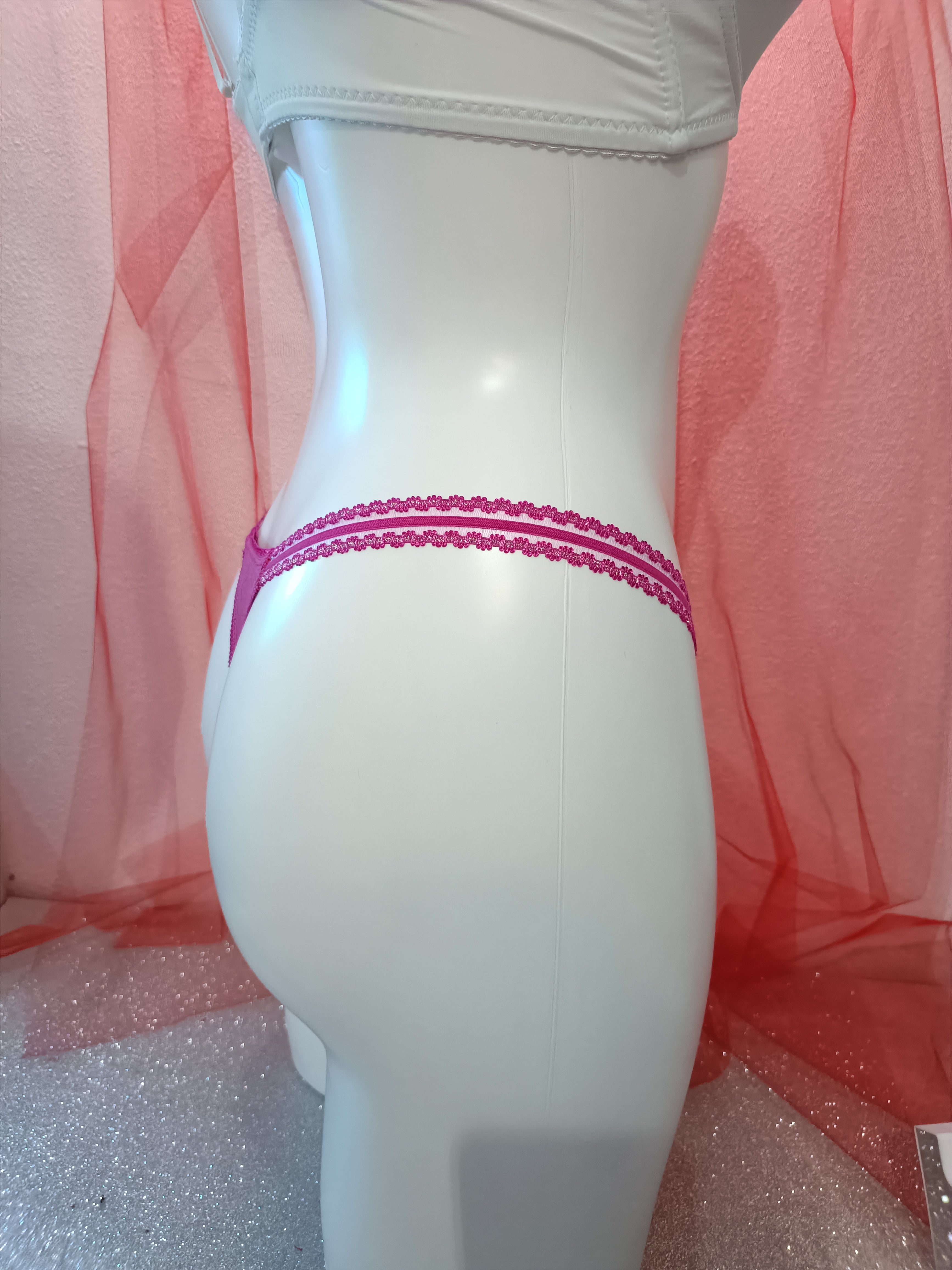 Cueca rendada e com brilhantes nas alças