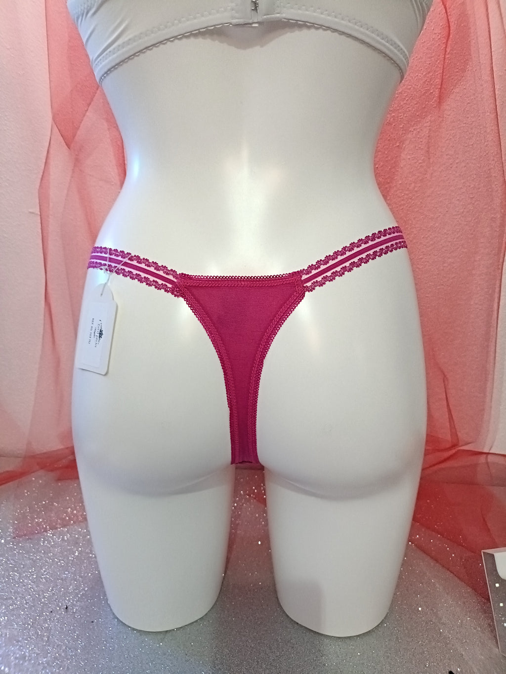 Cueca rendada e com brilhantes nas alças