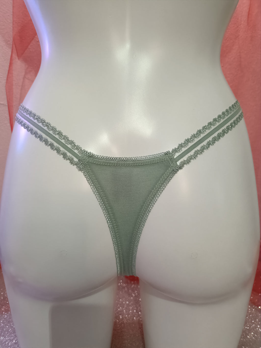 Cueca rendada e com brilhantes nas alças