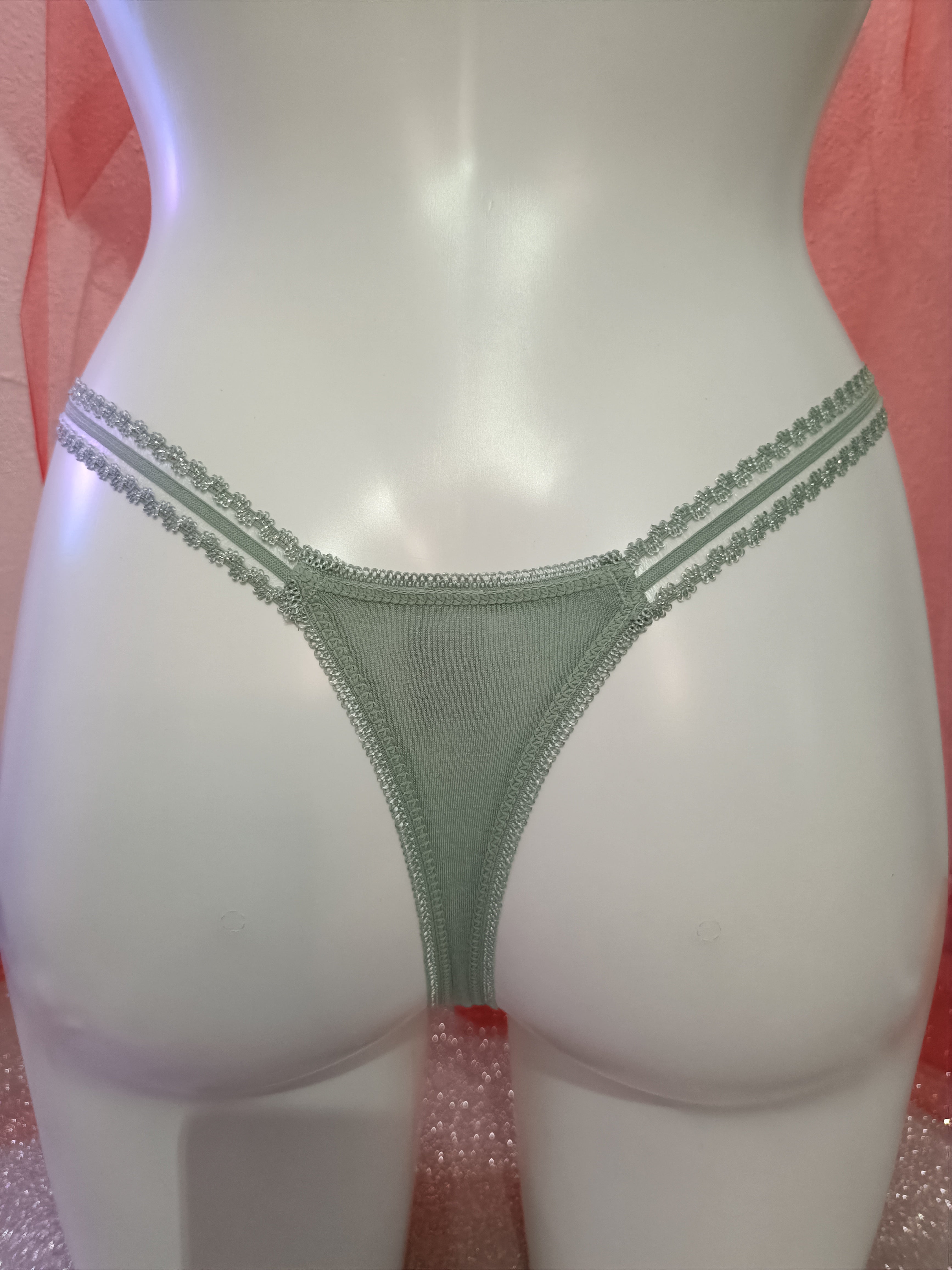 Cueca rendada e com brilhantes nas alças