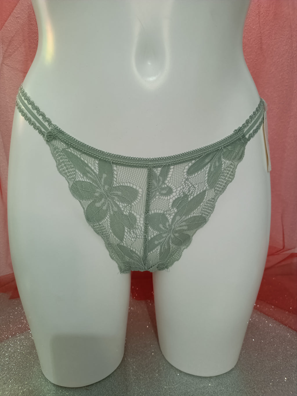 Cueca rendada e com brilhantes nas alças