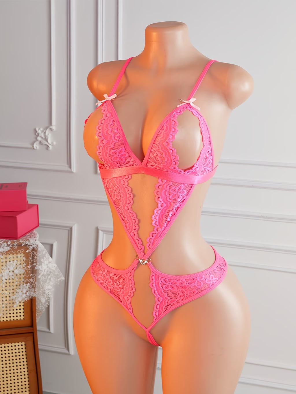 Body rosa rendado, com pormenores sexys