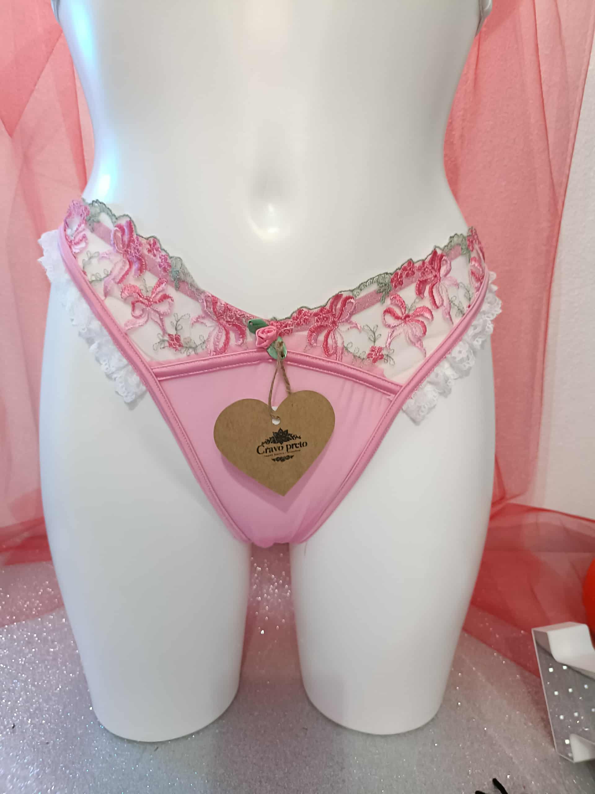 Cueca rendada com flores