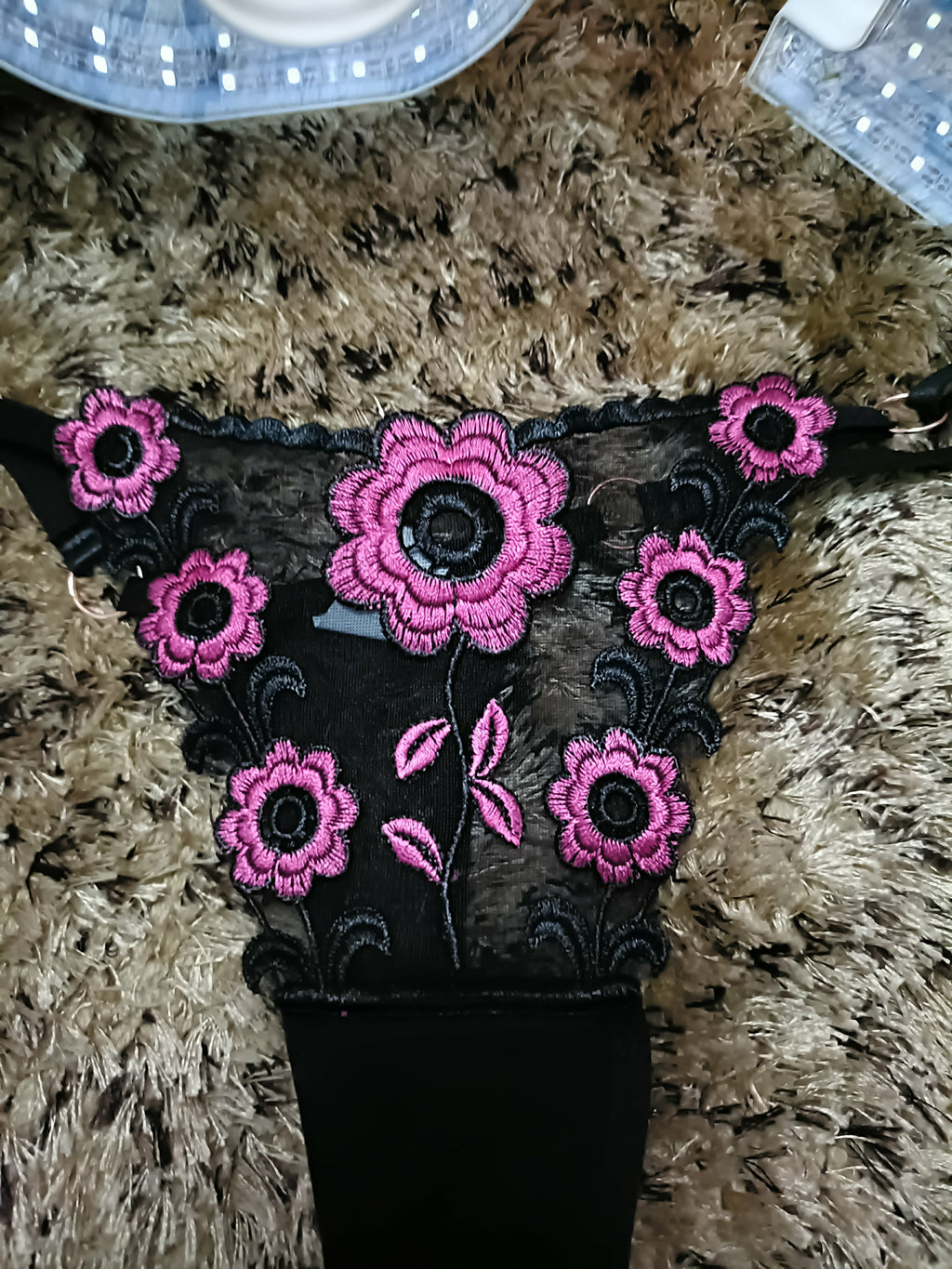 Cuecas Rendadas com Flores Roxas para Sedução Elegante e Conforto