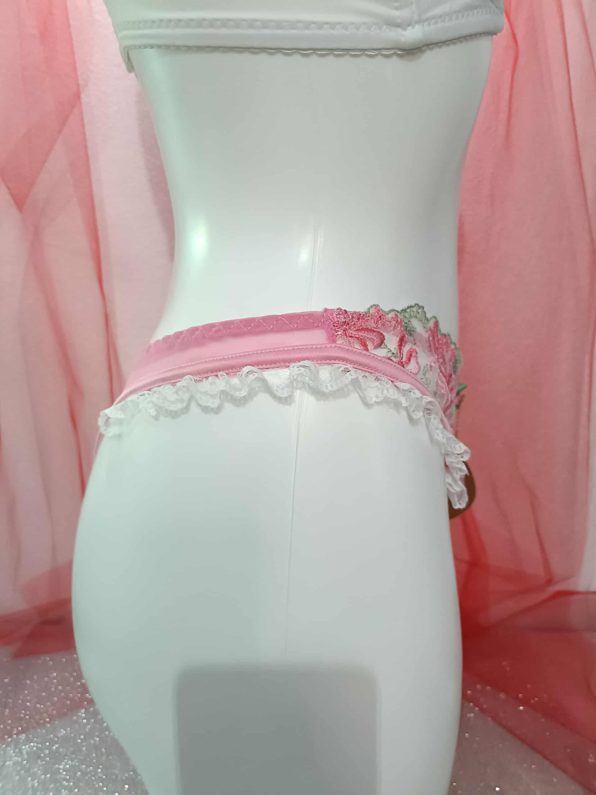 Cueca rendada com flores