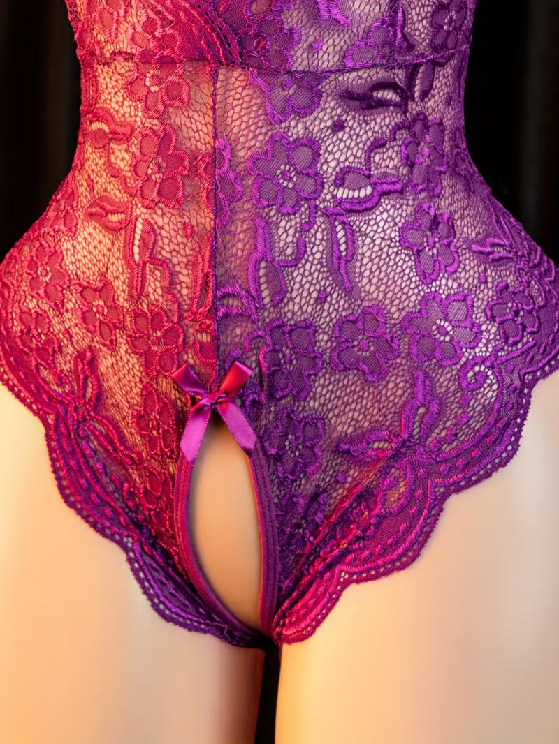 Body Roxo rendado com abertura por baixo