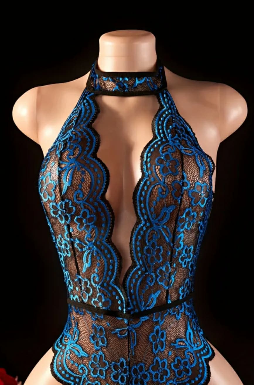 Body azul e preto rendado, aberto por baixo