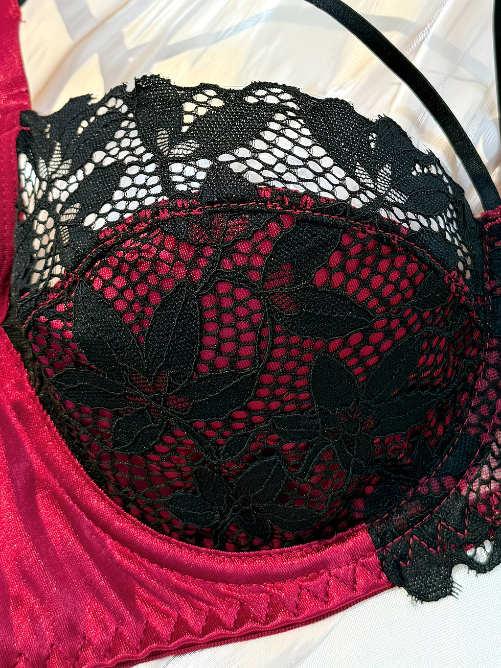 Conjunto de Sutiã Gótico Preto e Vermelho com Contraste