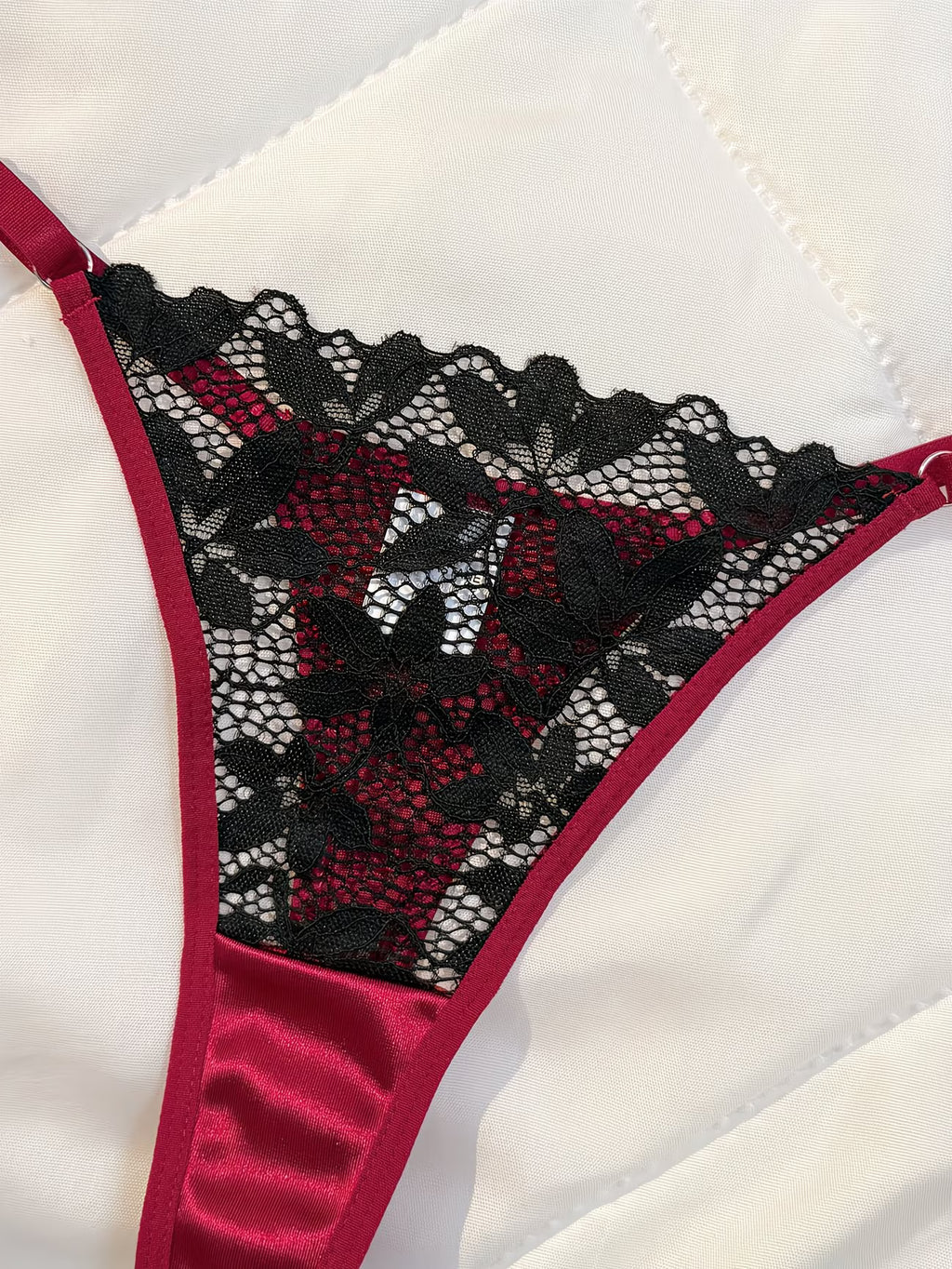 Conjunto de Sutiã Gótico Preto e Vermelho com Contraste