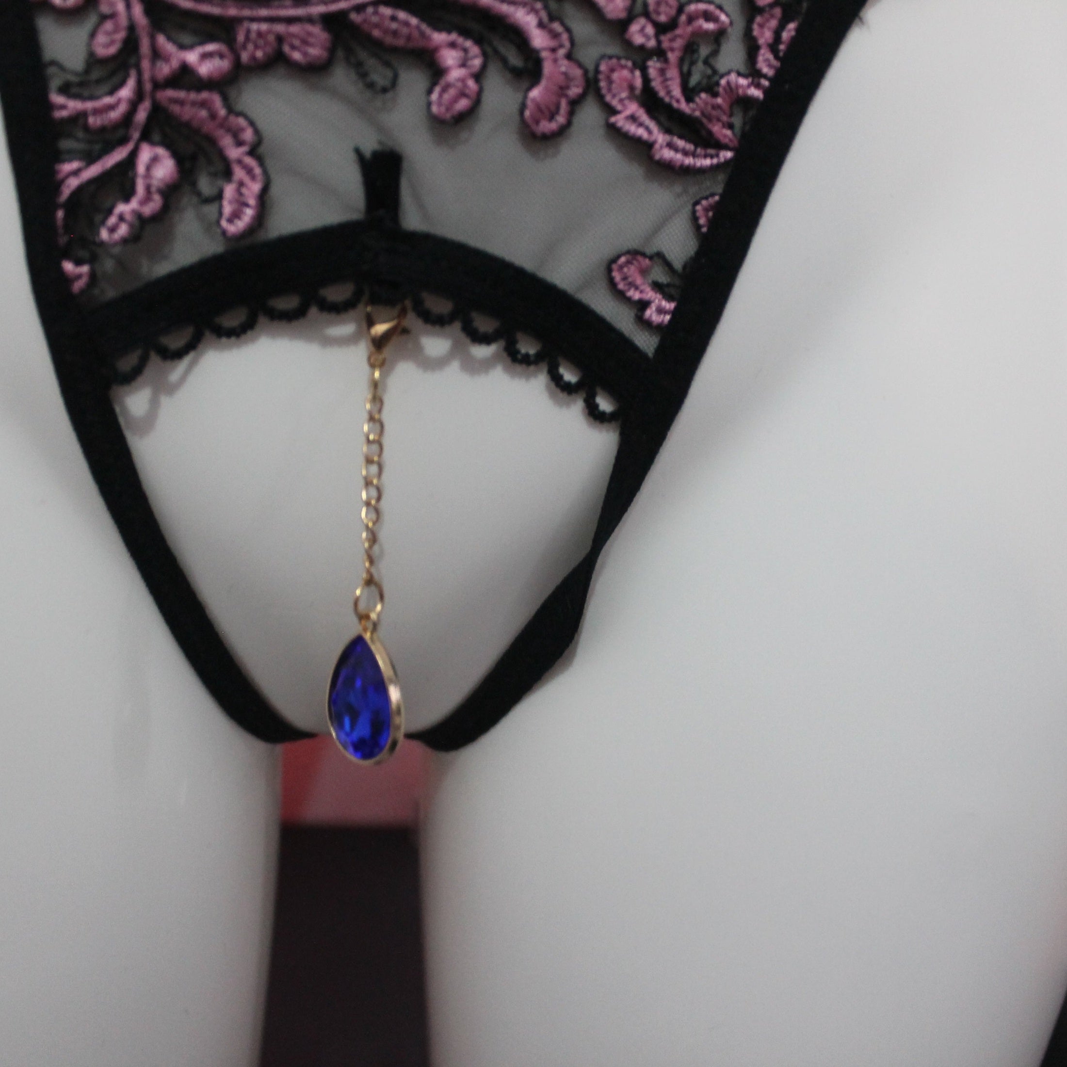 Cueca rendada com pendulo, fio dental