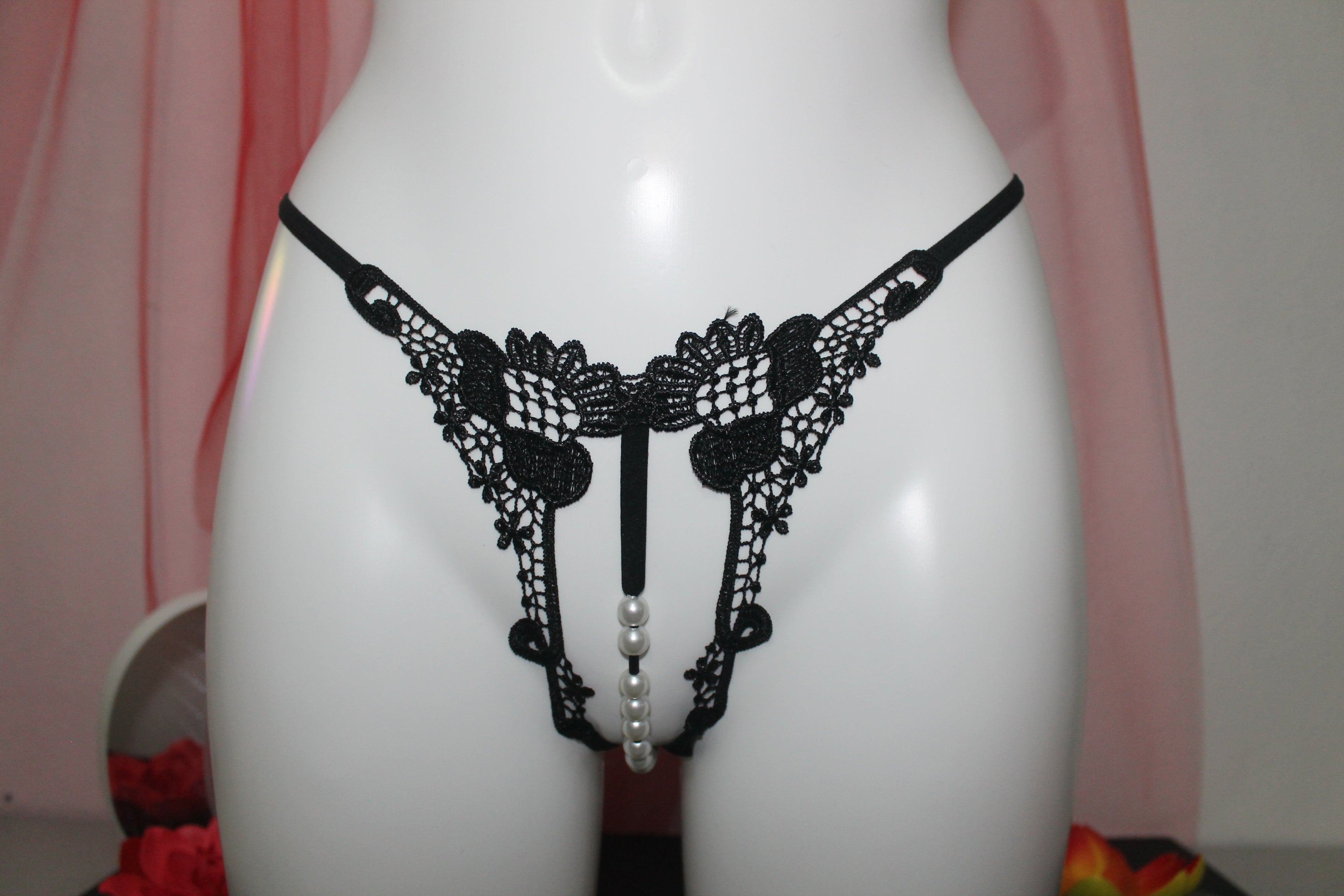 Cueca rendada com perolas preta