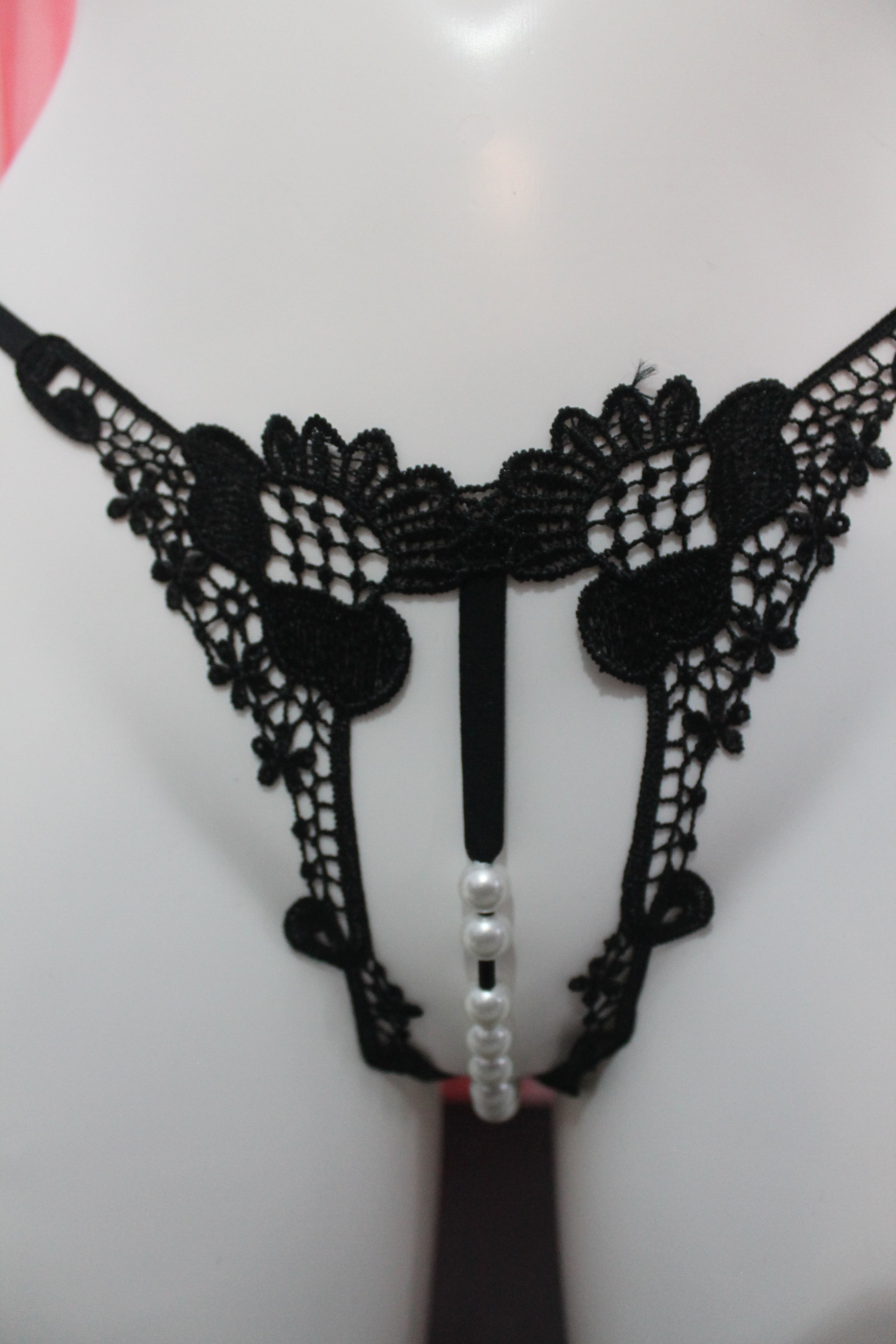 Cueca rendada com perolas preta