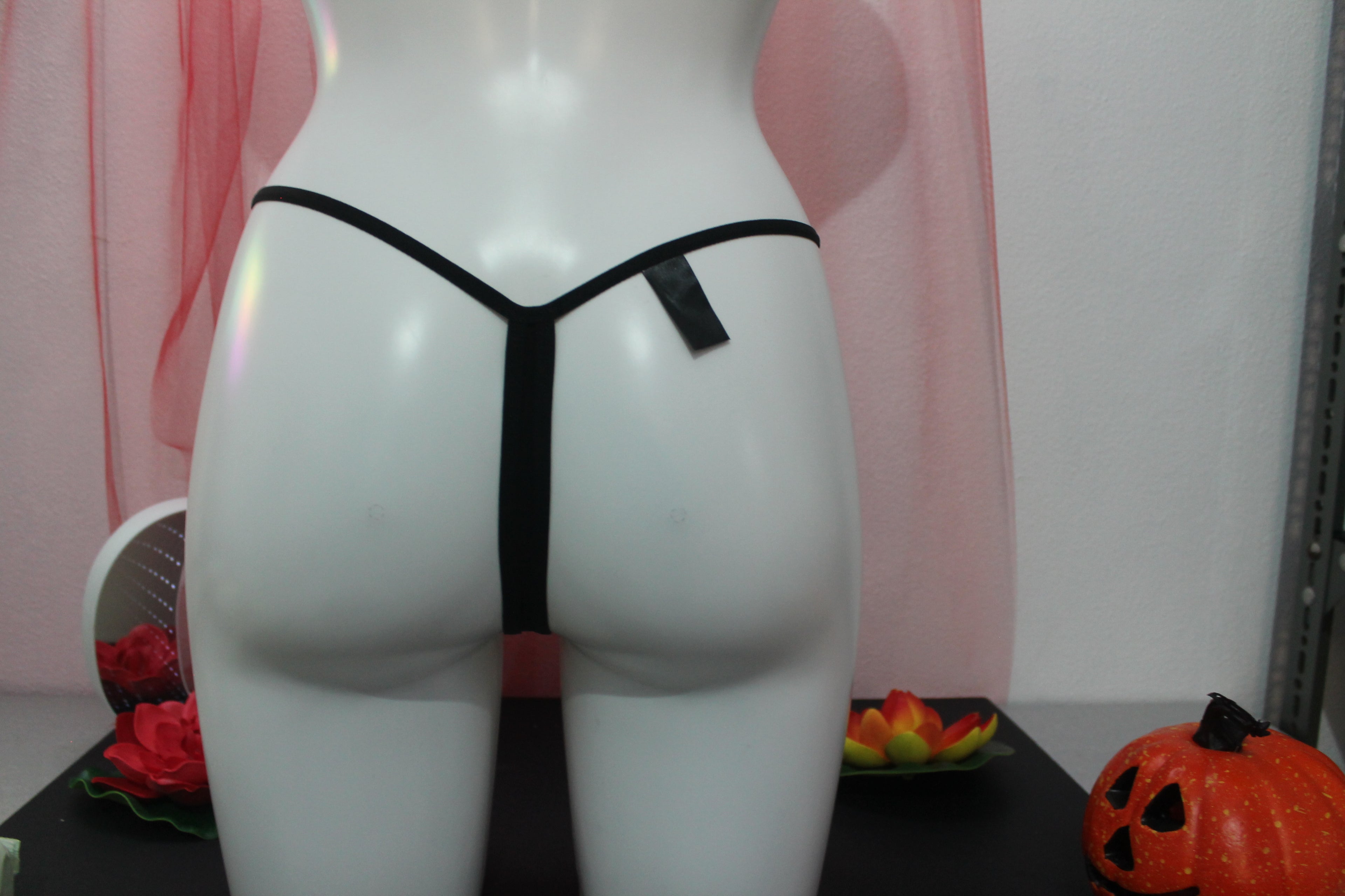 Cueca preta rendada em borboleta e com correntes douradas
