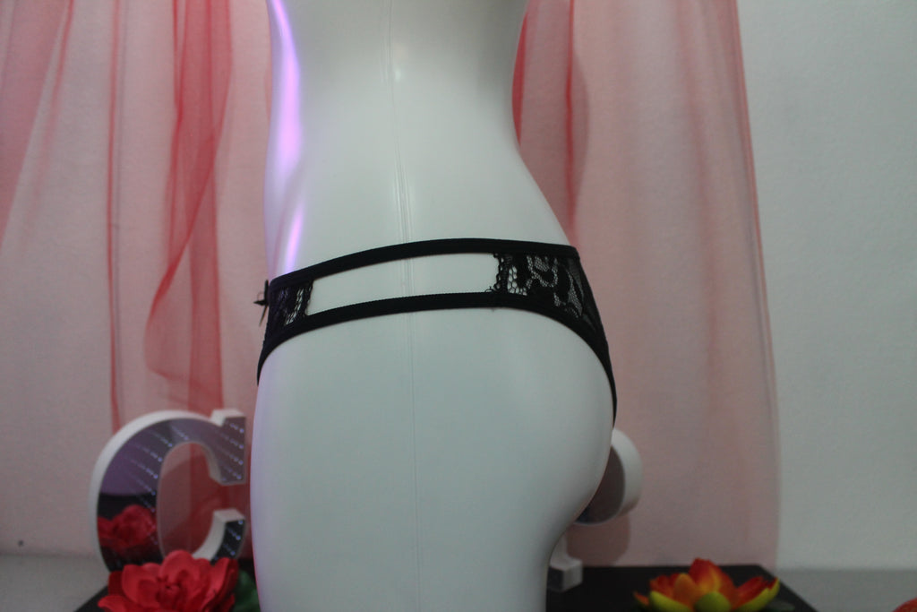 Cueca rendada preta aberta