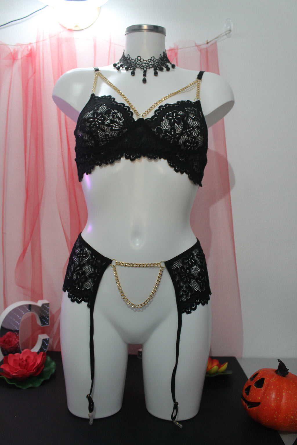 Conjunto rendado com correntes douradas