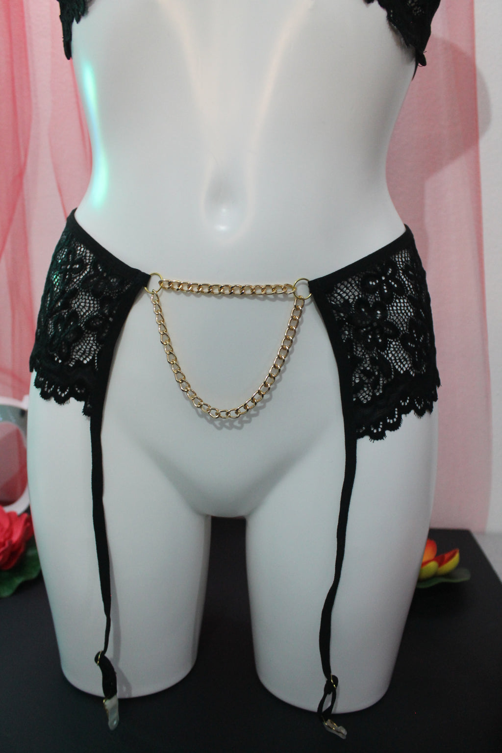 Conjunto rendado com correntes douradas