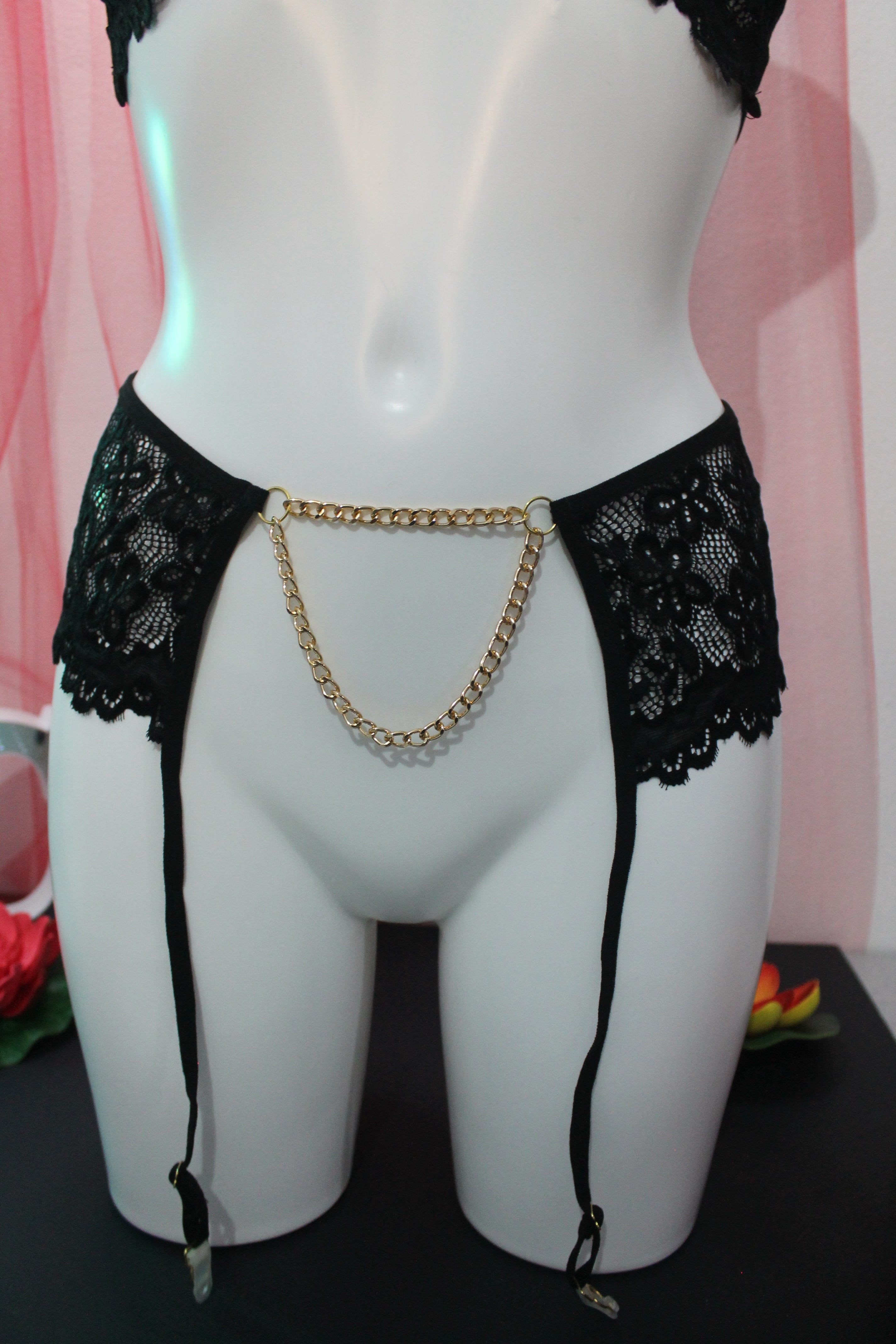 Conjunto rendado com correntes douradas