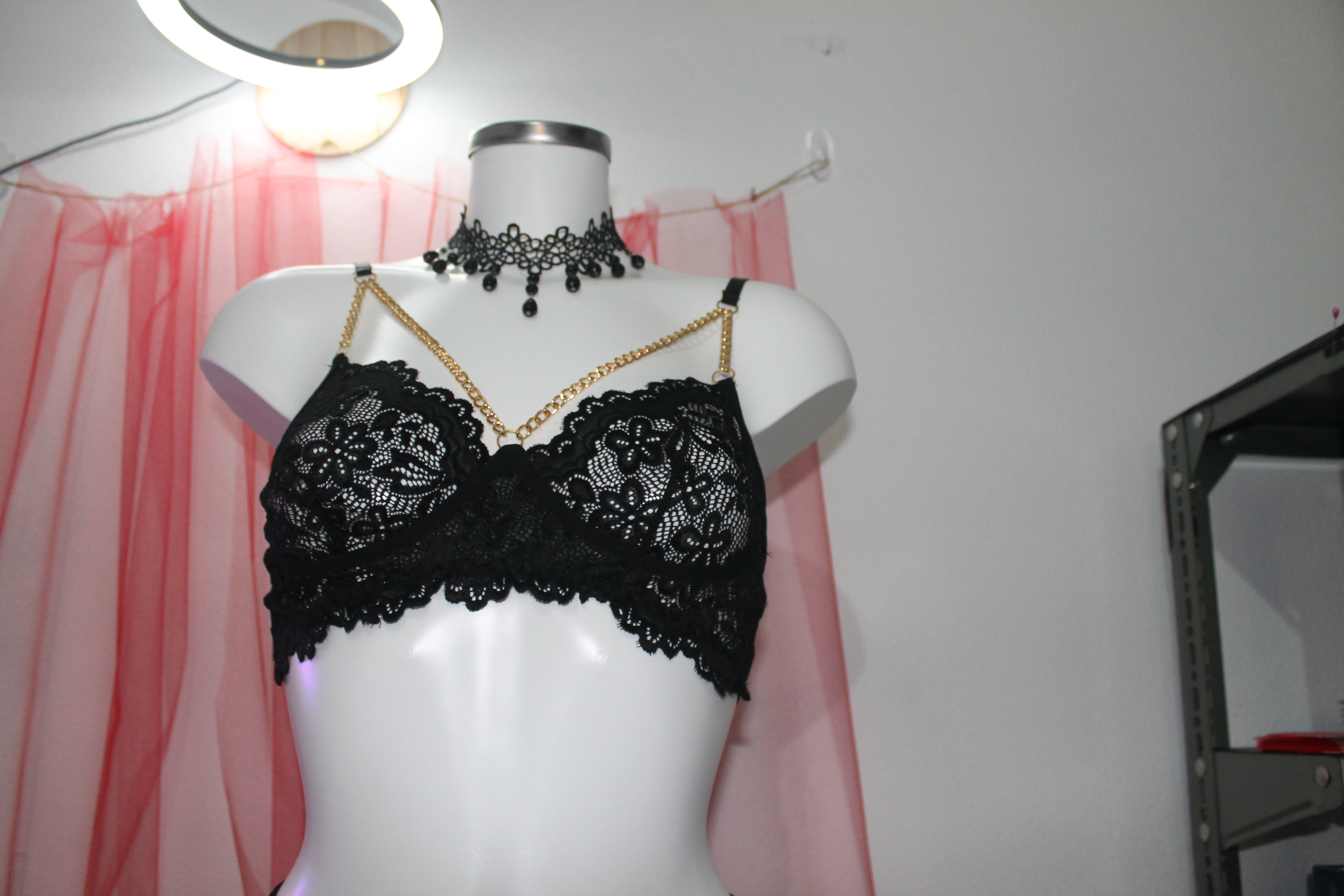 Conjunto rendado com correntes douradas