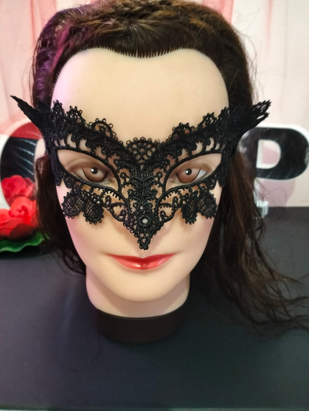 Mascara rendada preta