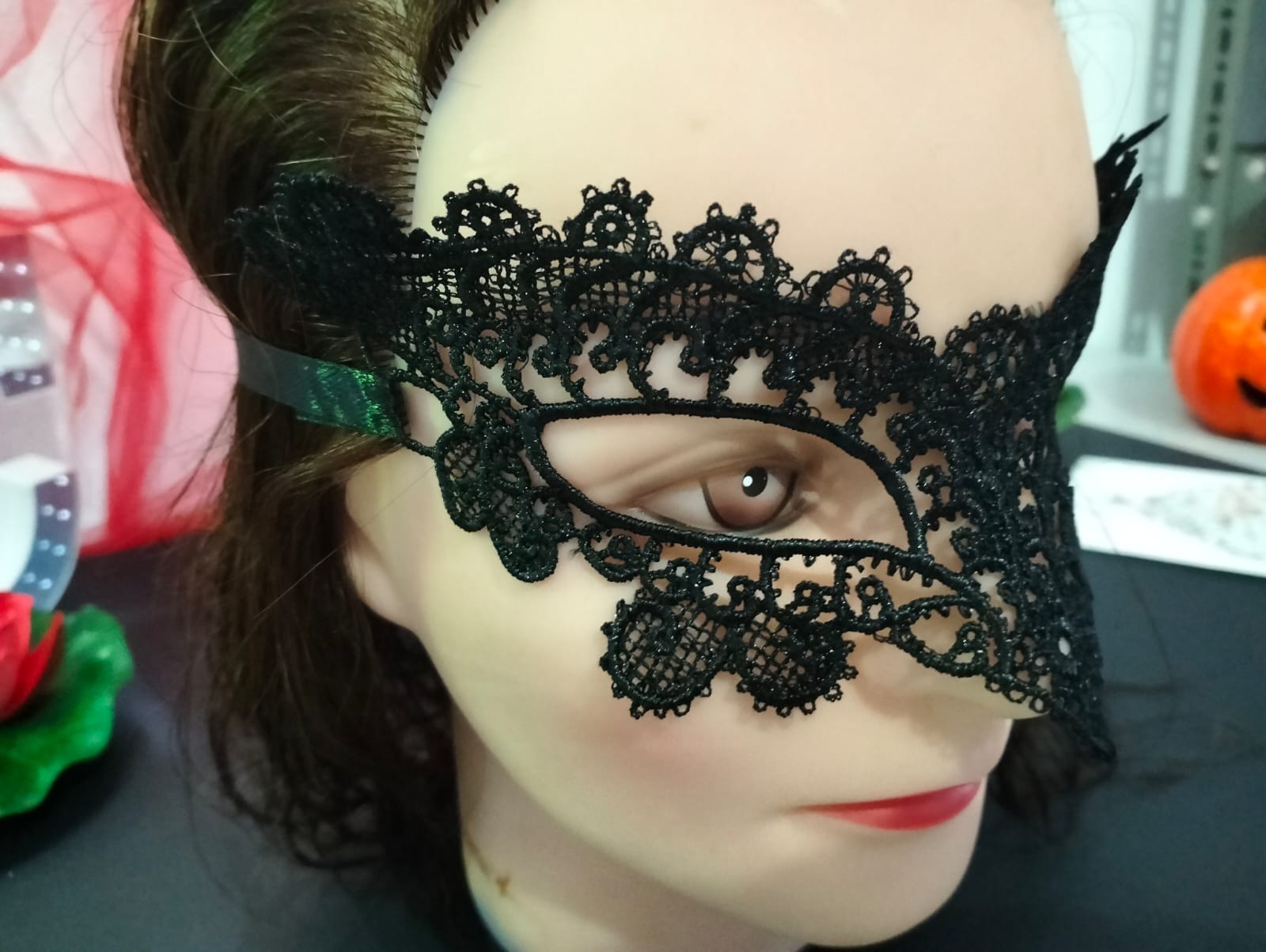 Mascara rendada preta