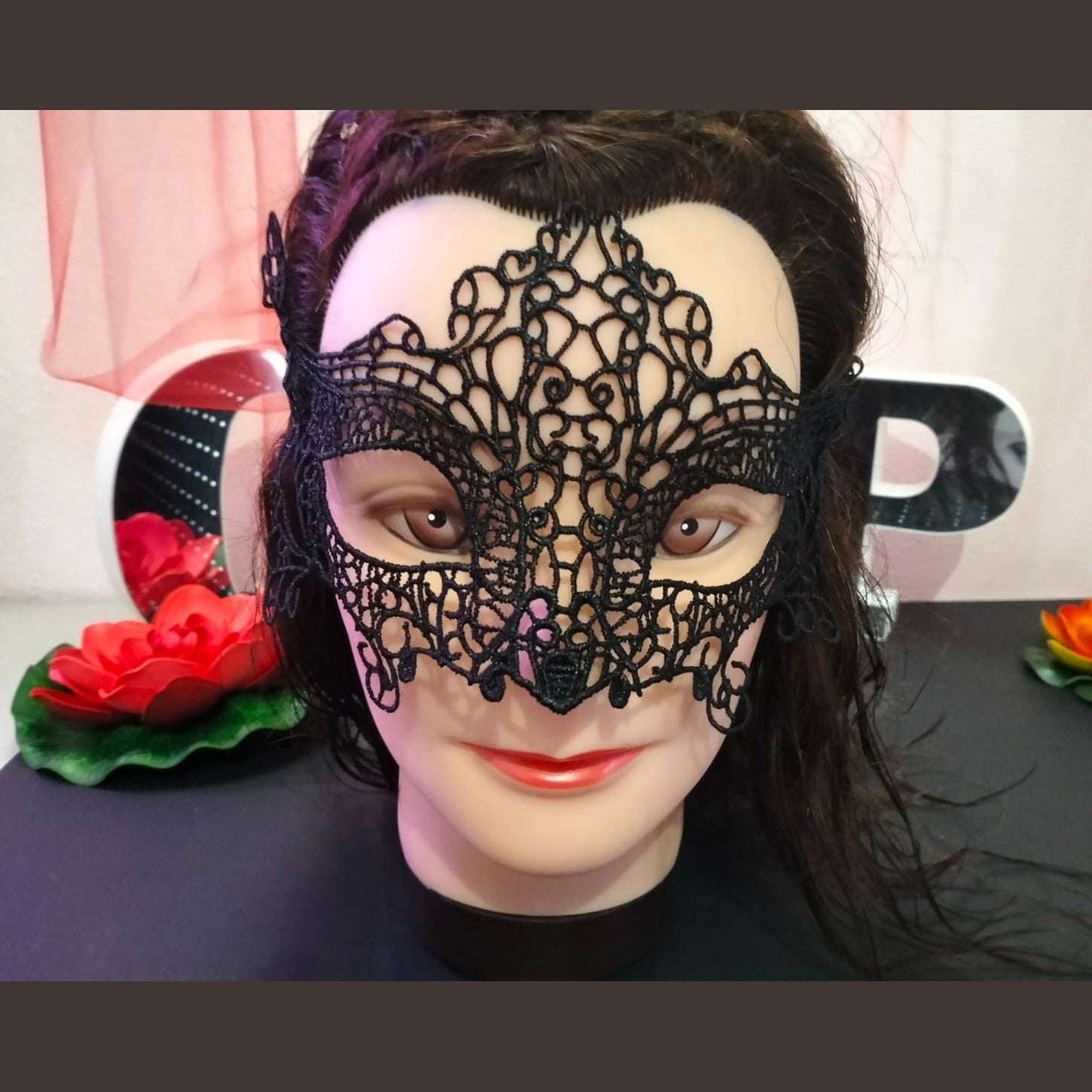 Mascara rendada preta
