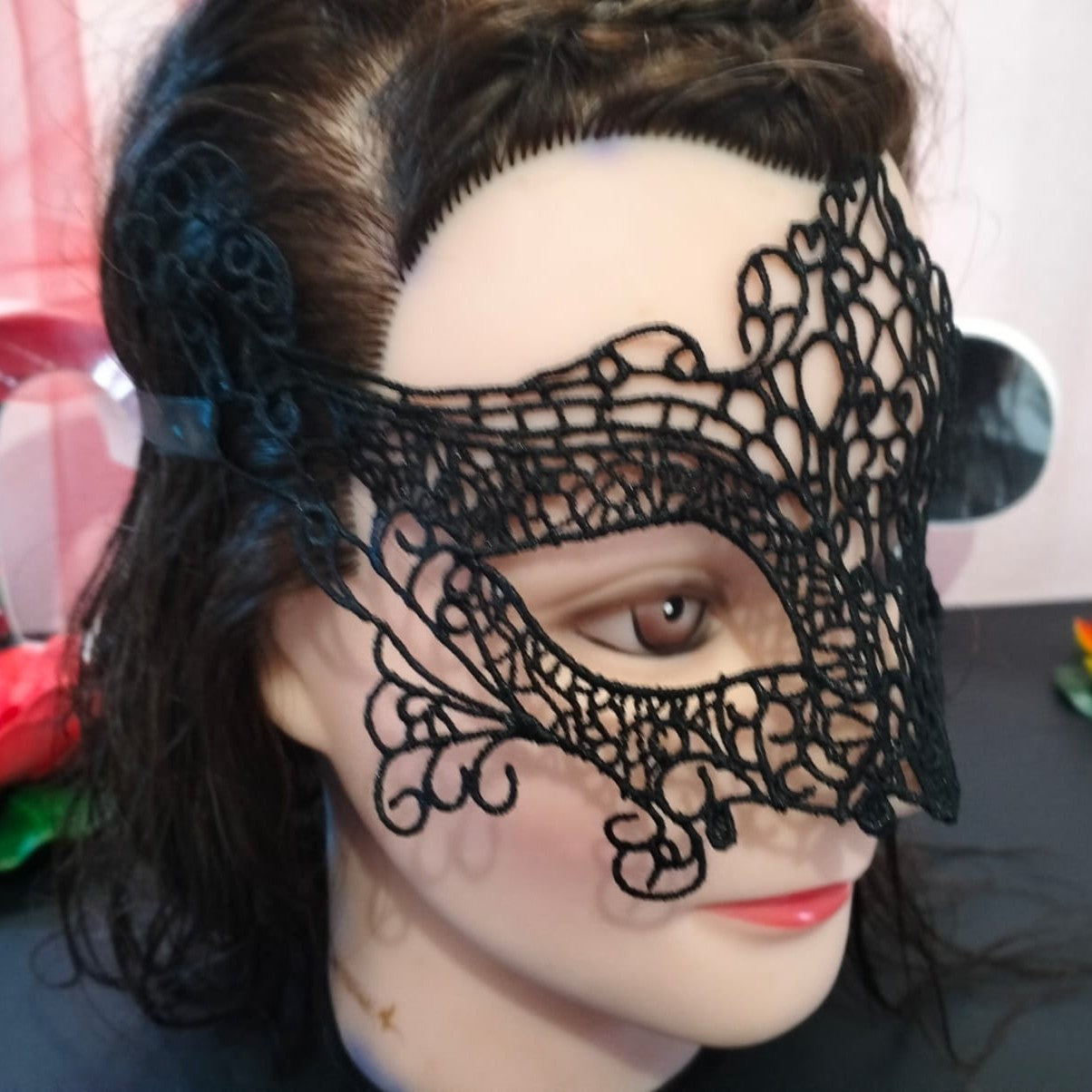 Mascara rendada preta