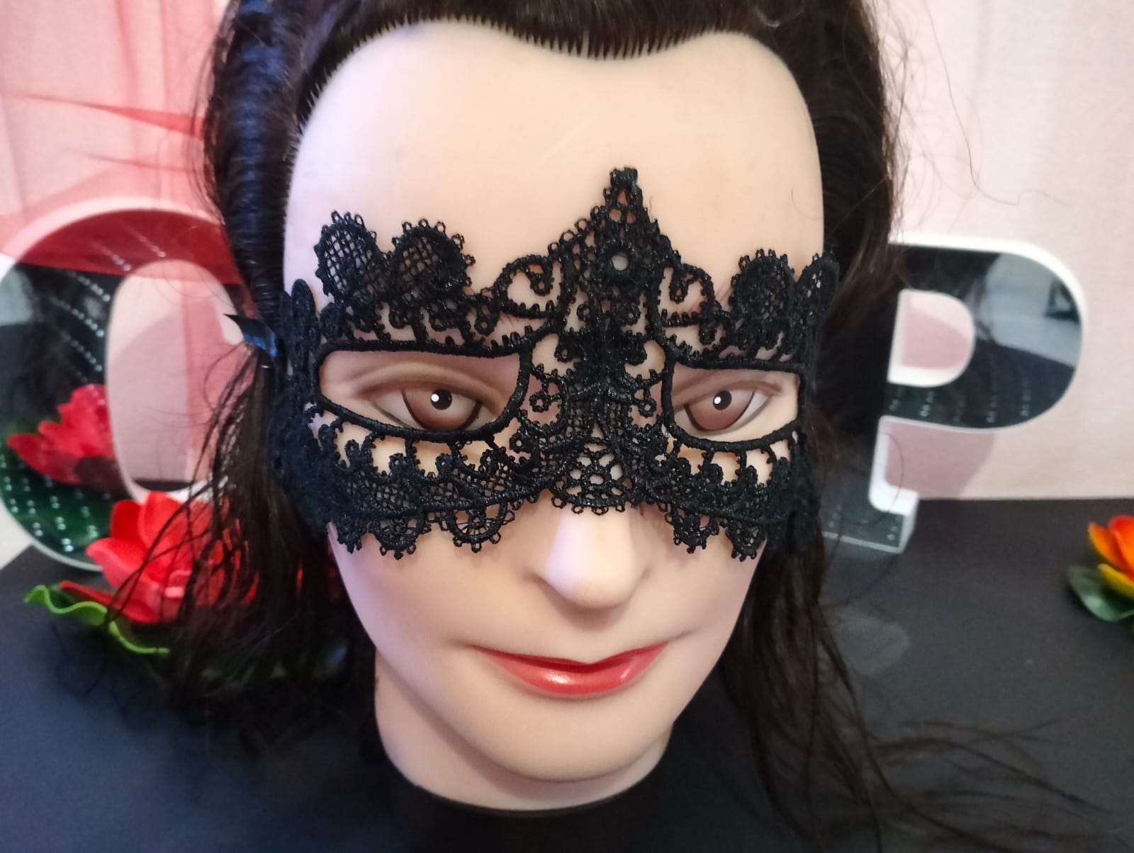 Mascara rendada preta