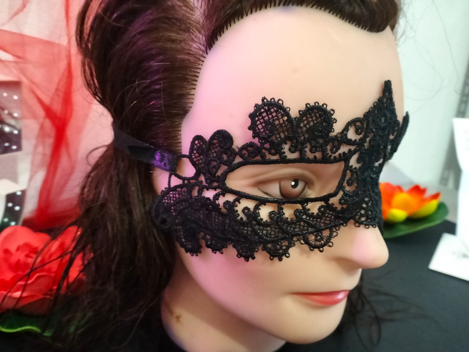 Mascara rendada preta