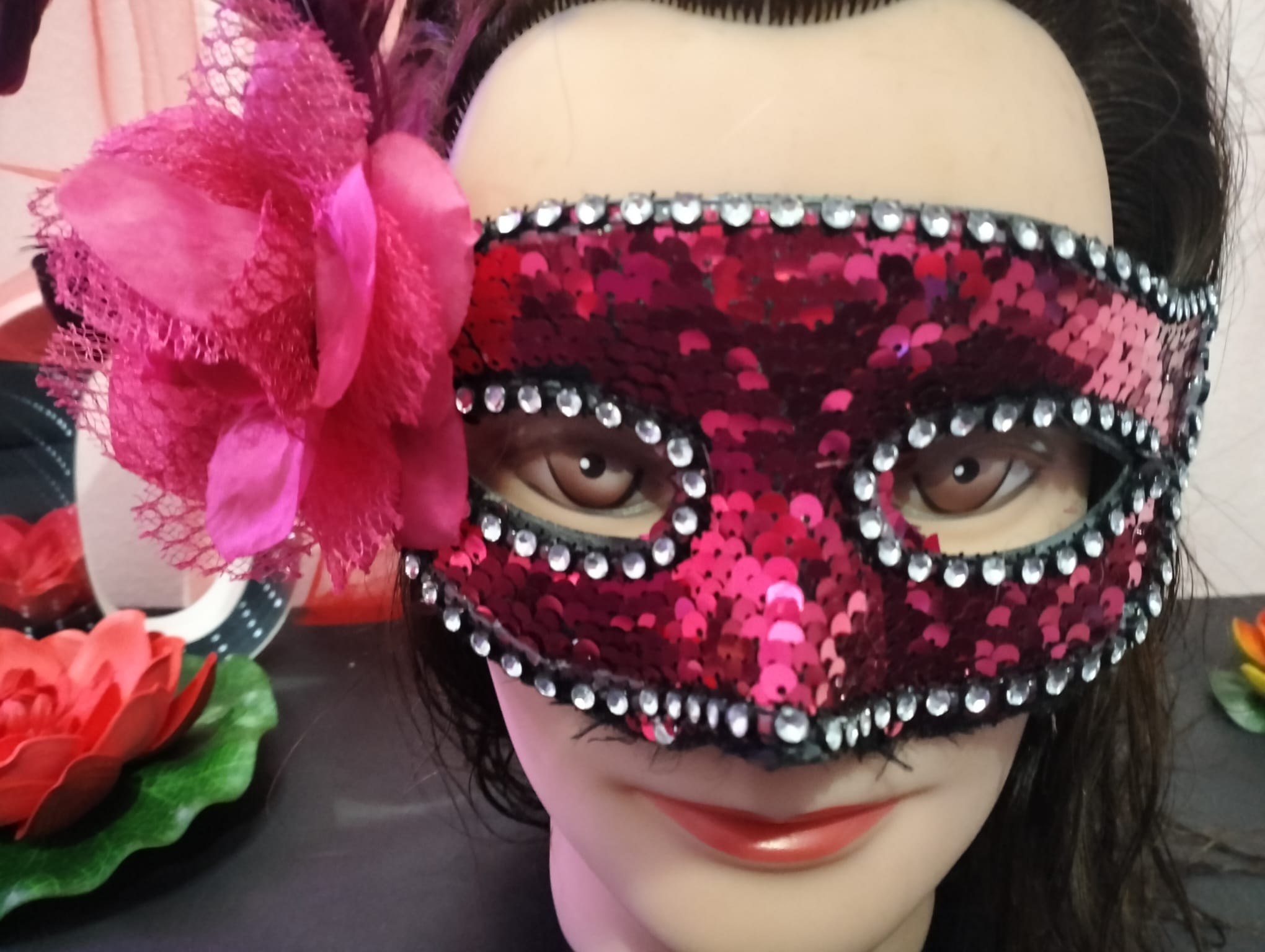 Mascara brilhante com penas