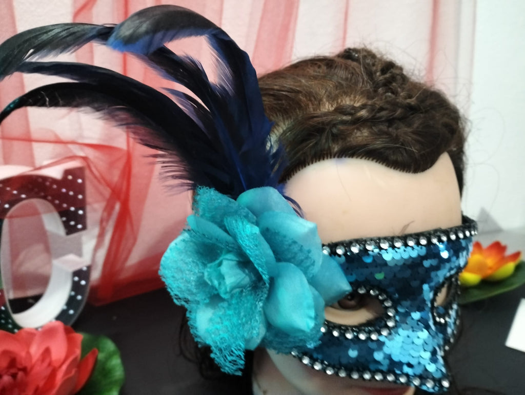 Mascara brilhante com penas