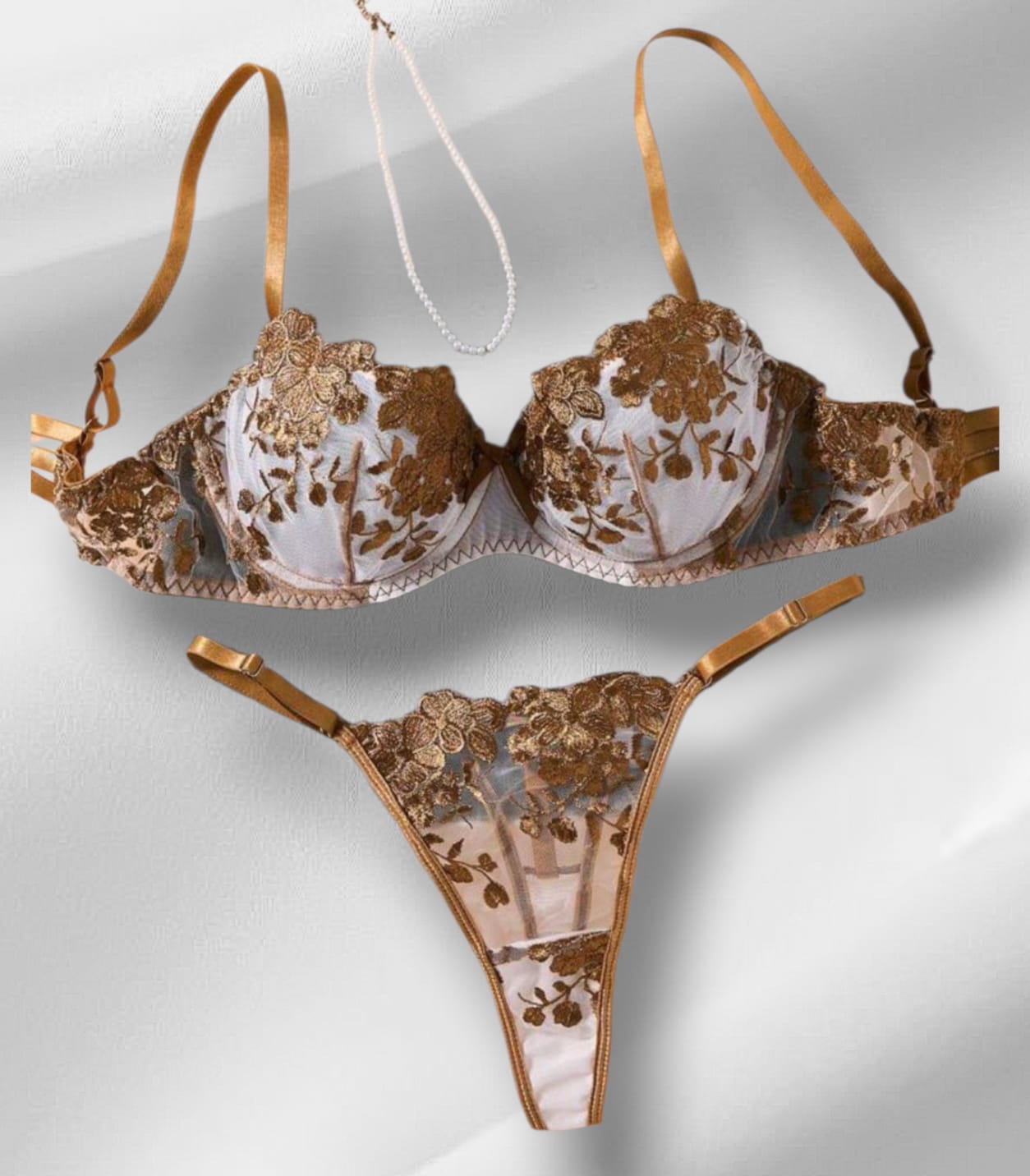 Conjunto de sutiã e cueca dourado e branco