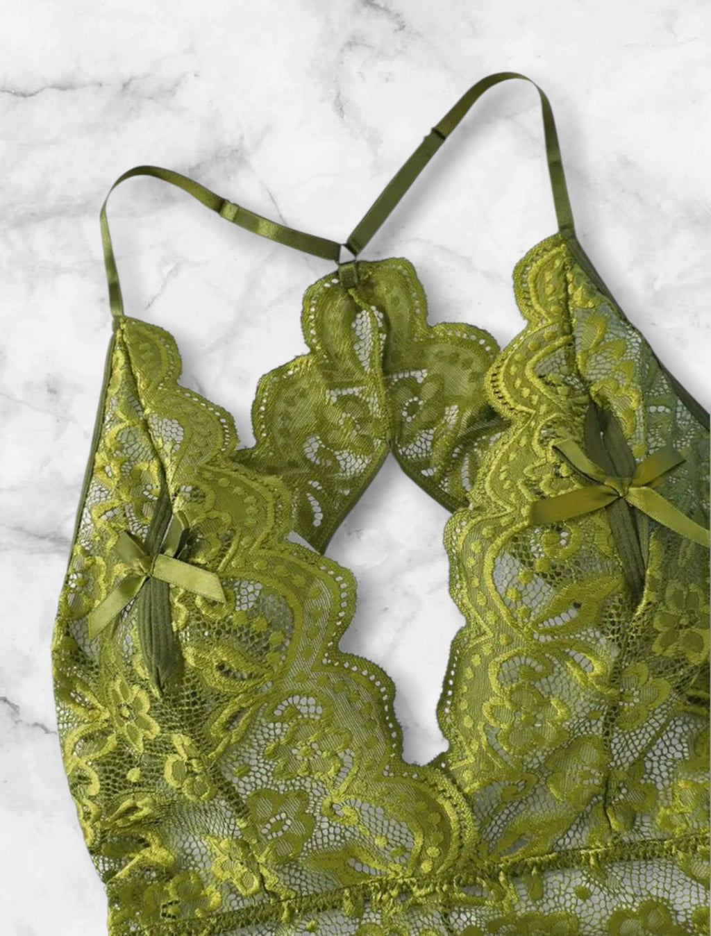 Body verde rendado com abertura vaginal