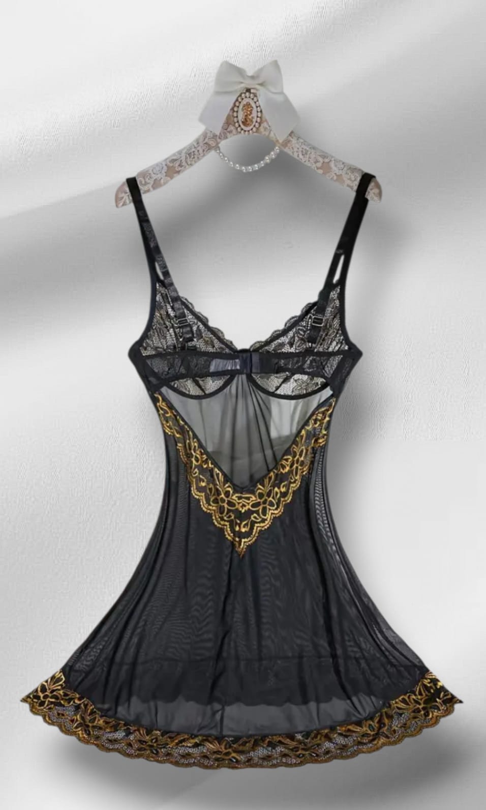 Camisa de dormir preta e dourada
