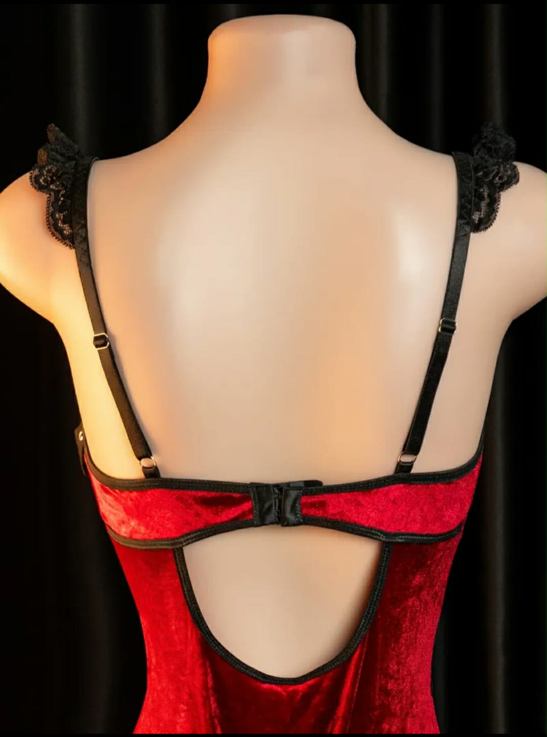 Body vermelho e preto rendado