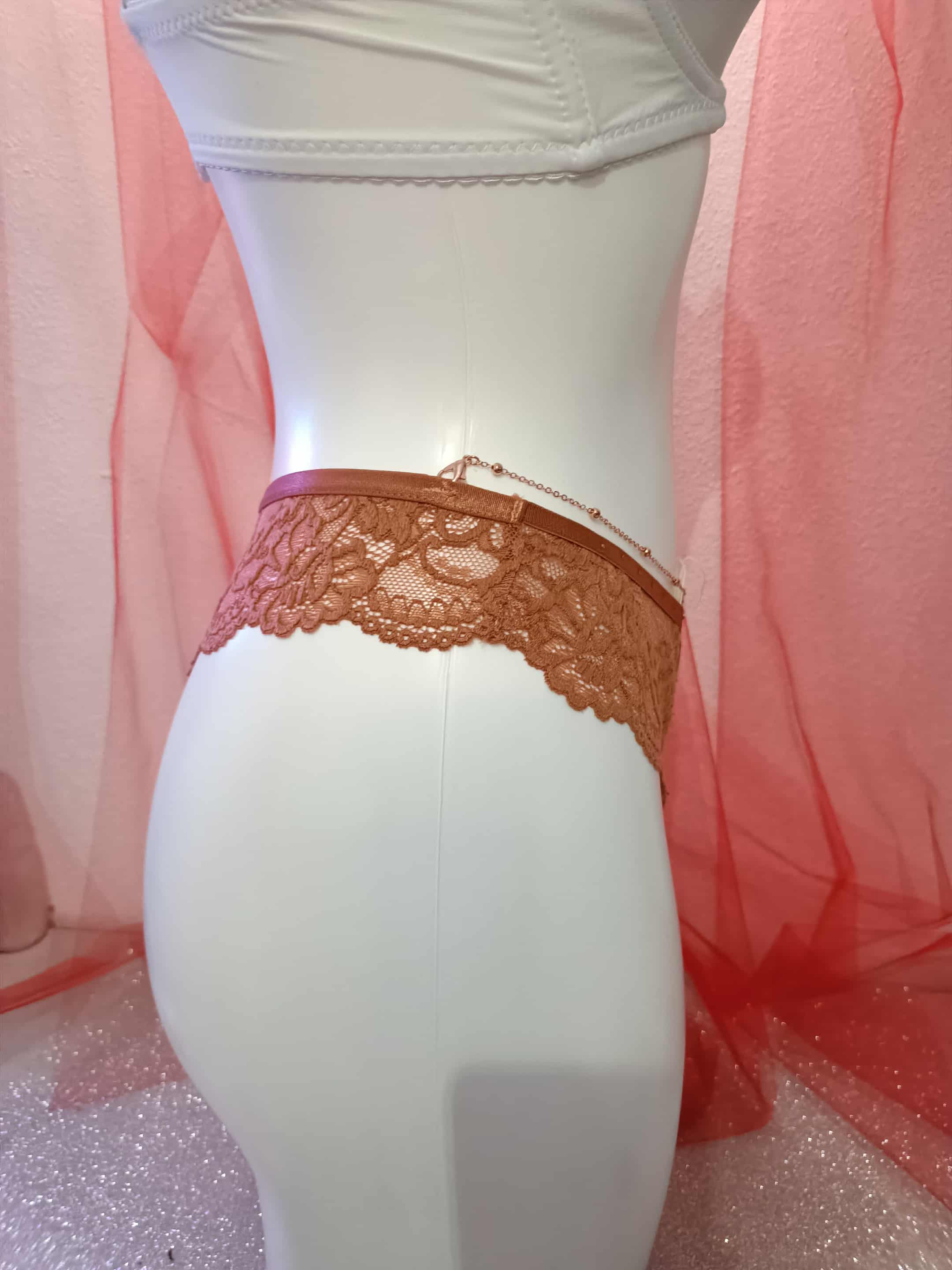 Cueca rendada com corrente