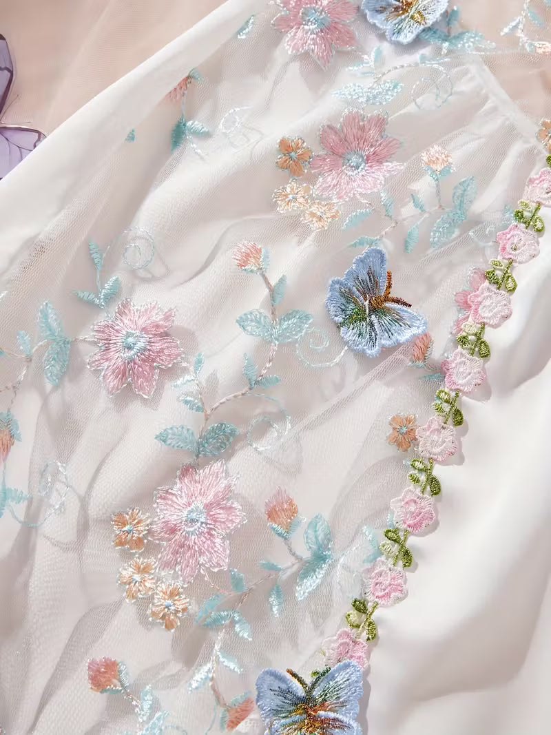 Camisa de noite branca com bordados