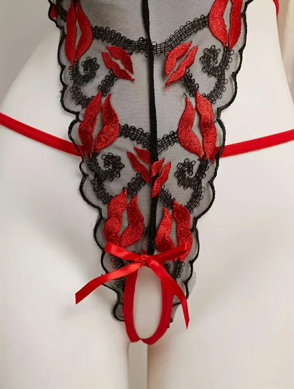 Body vermelho e preto rendado