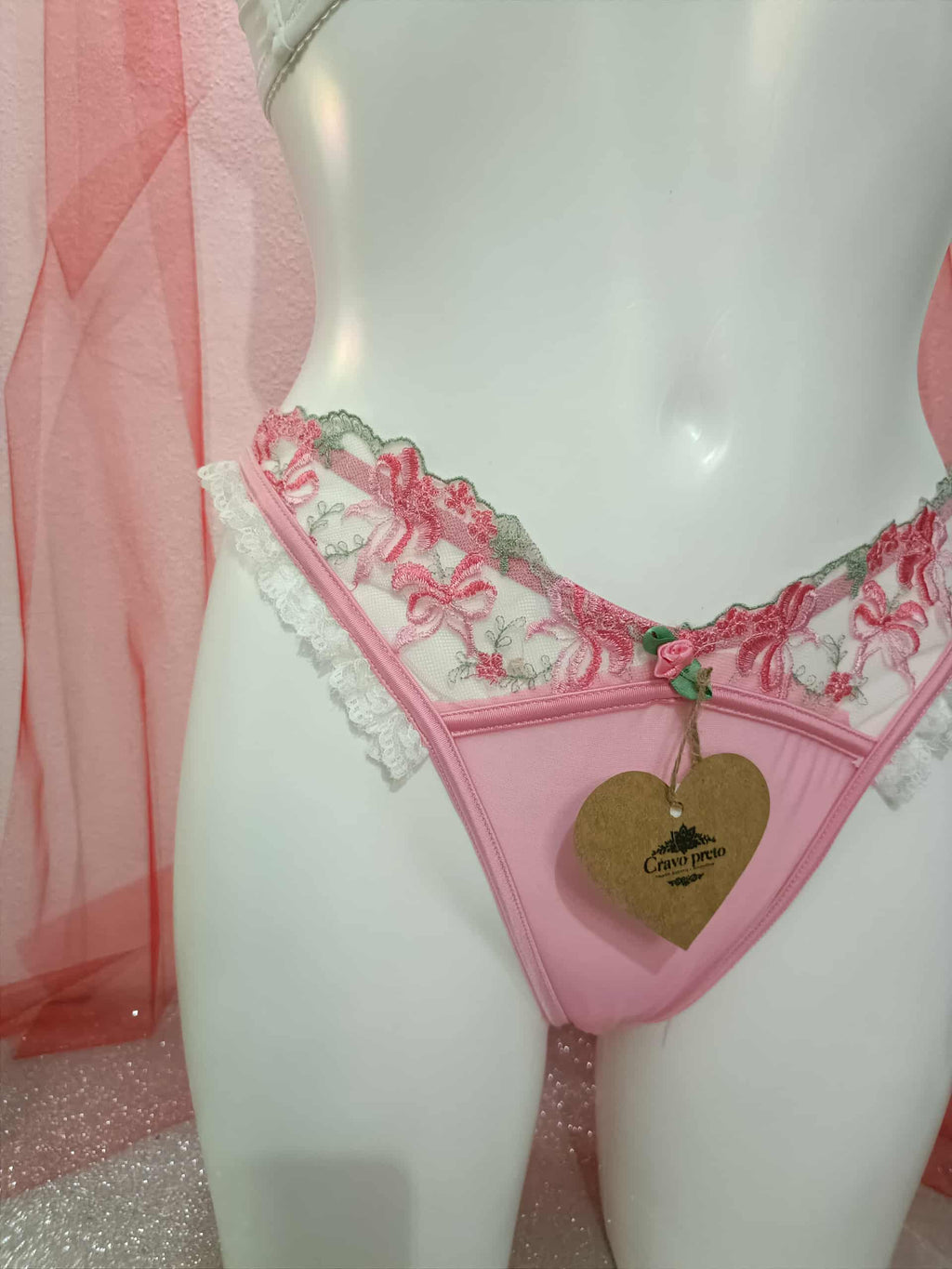 Cueca rendada com flores