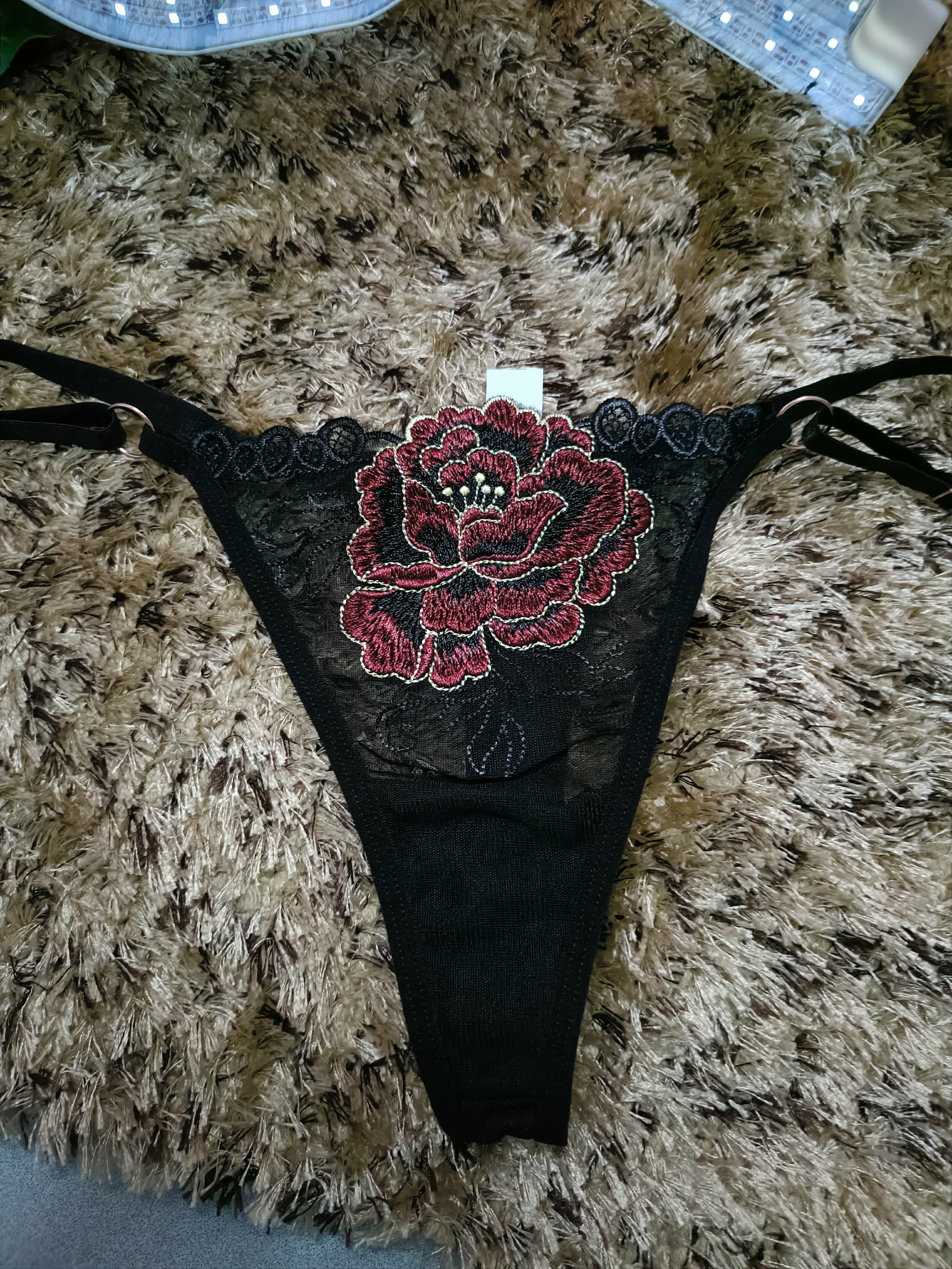 Cueca Fio Dental com Flor Rendada para Sedução Leve e Prazer Elegante