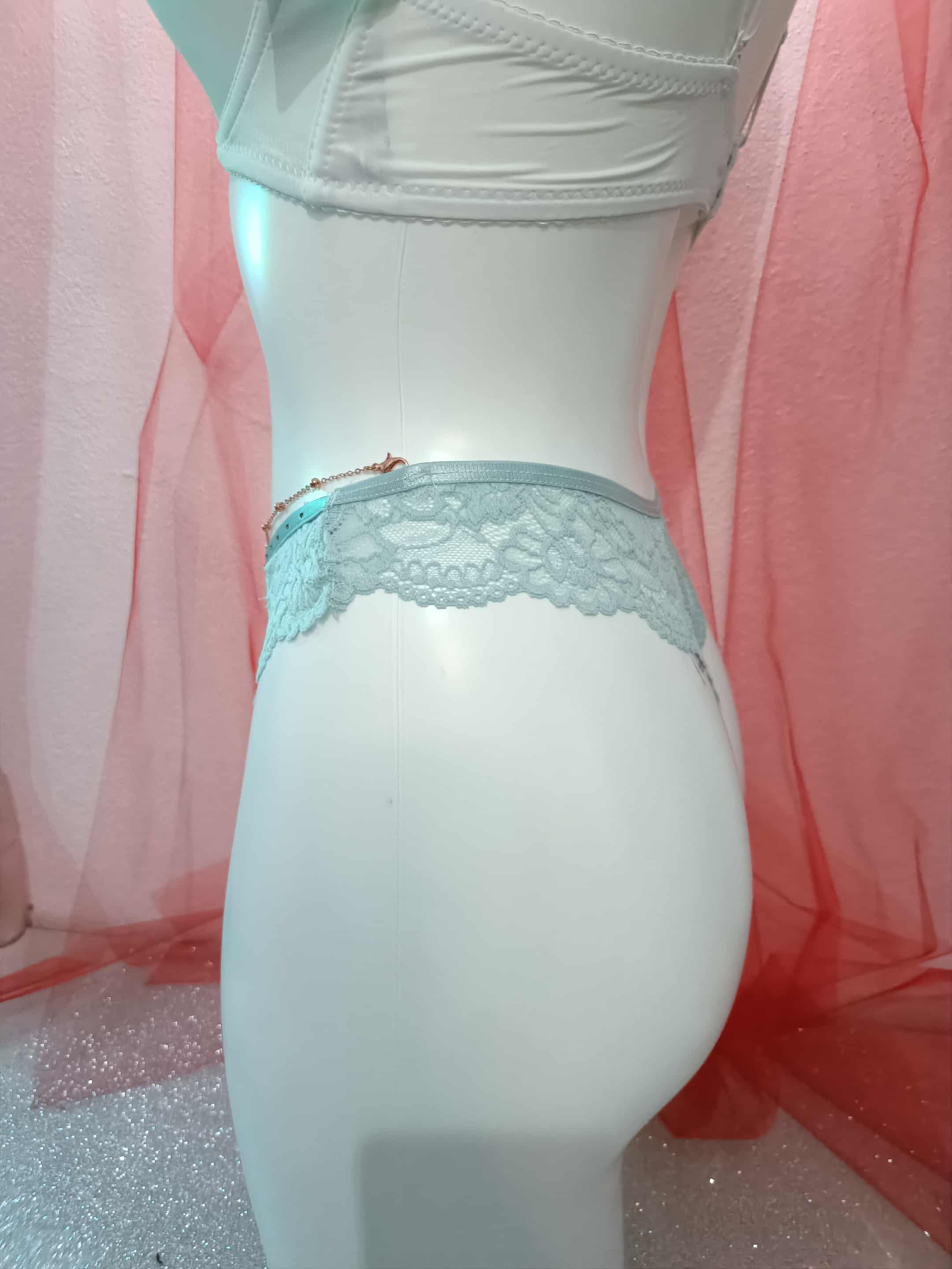 Cueca rendada com corrente
