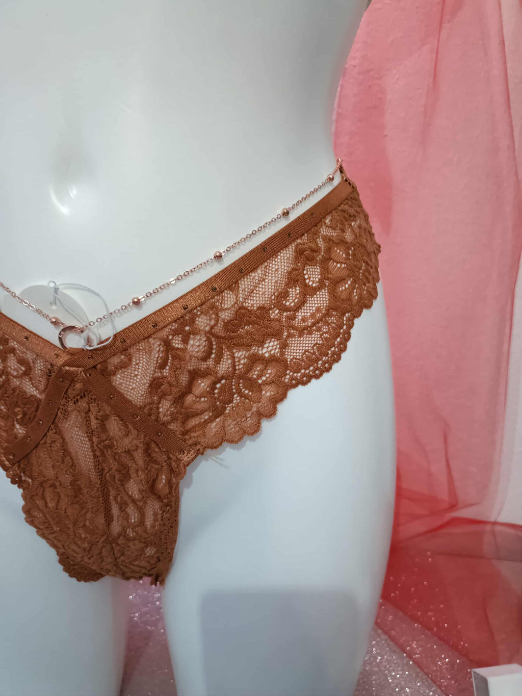 Cueca rendada com corrente