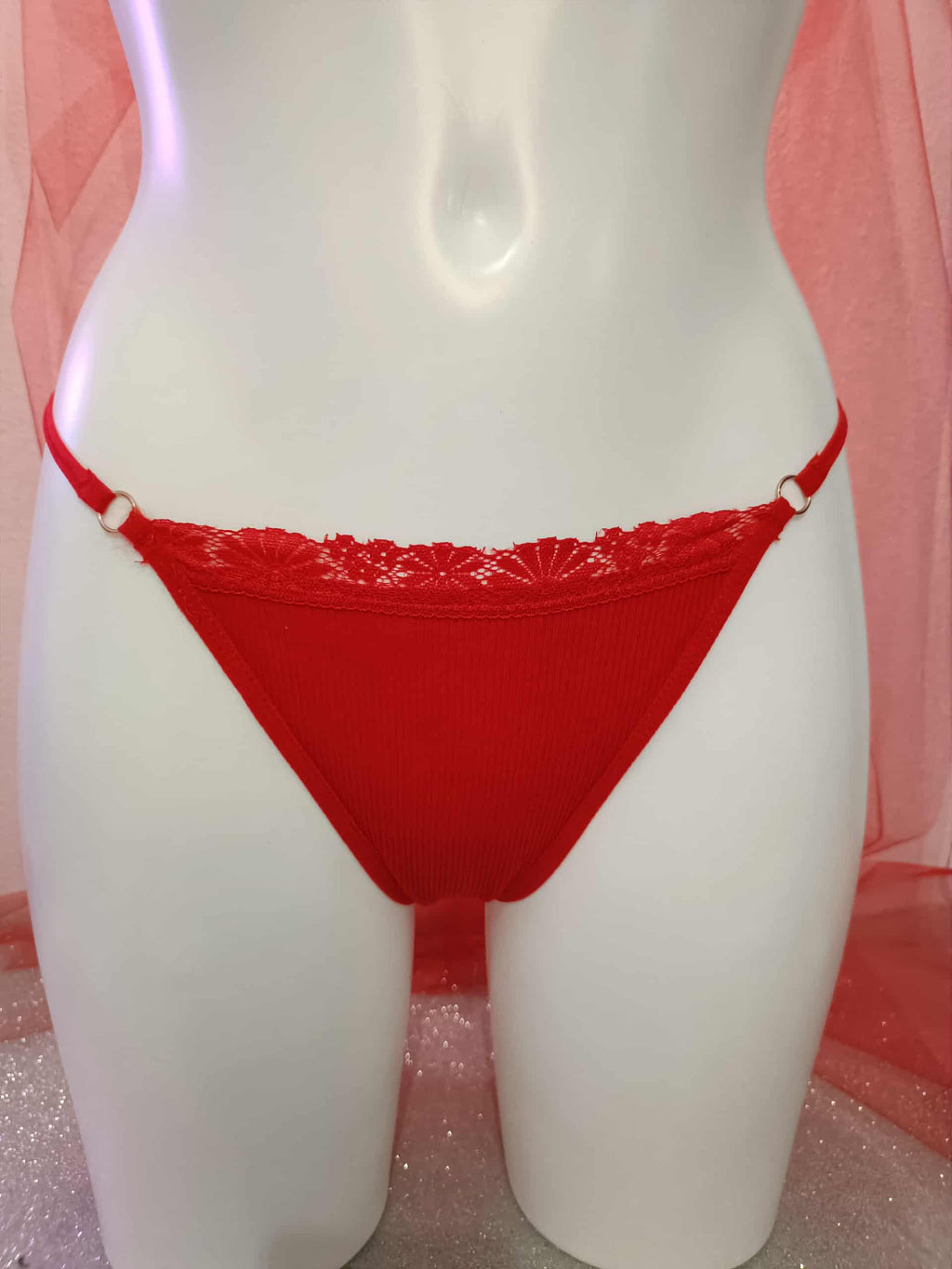 Cueca vermelha com pequeno rendado