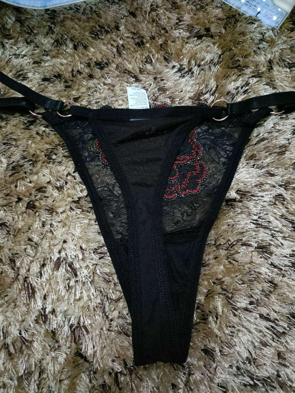 Cueca Fio Dental com Flor Rendada para Sedução Leve e Prazer Elegante