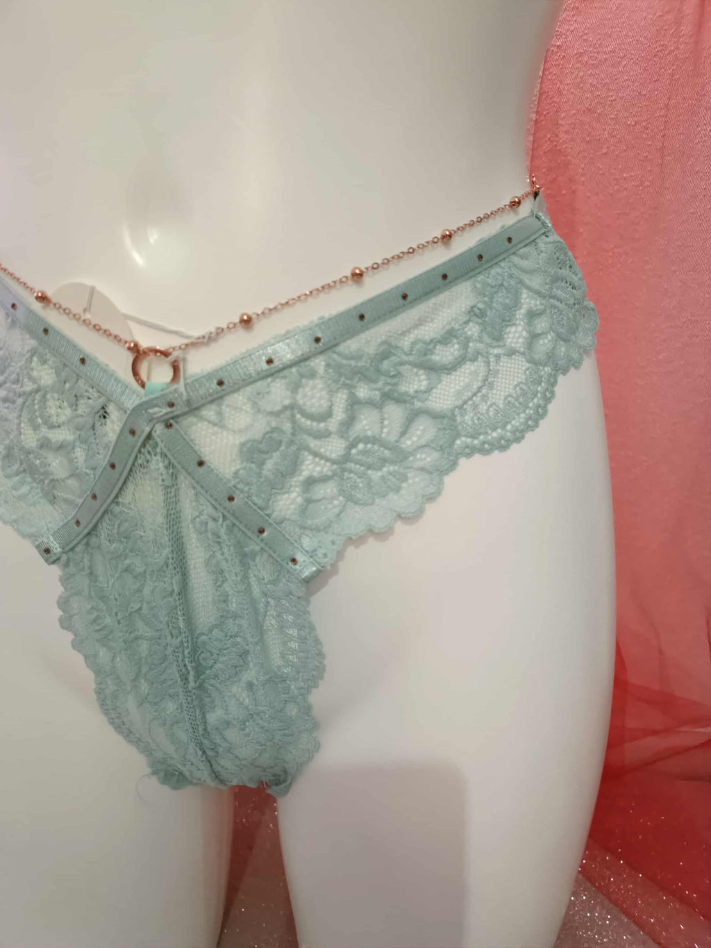 Cueca rendada com corrente